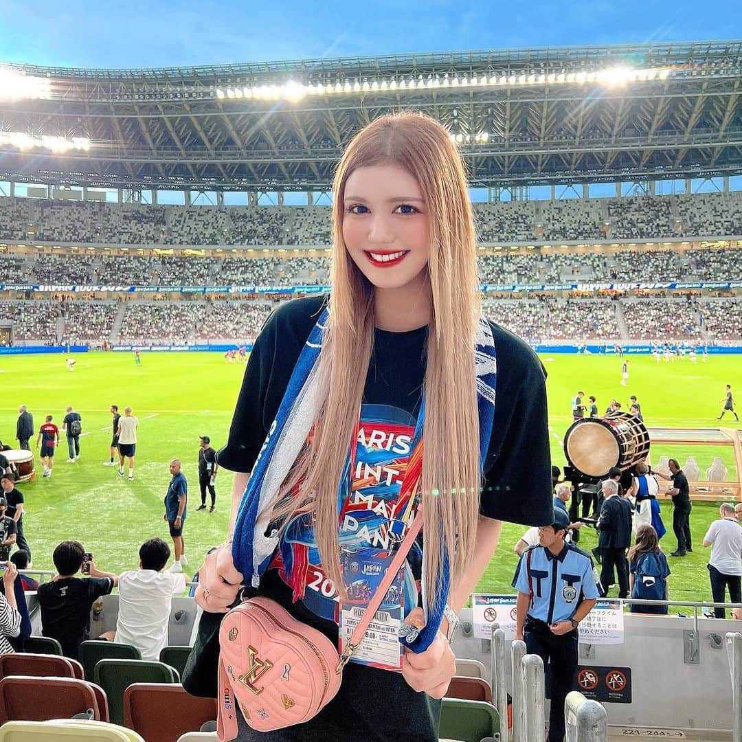 紗蘭のインスタグラム：「パリサンジェルマンvsインテル⚽️🔥 何年かぶりにサッカーの試合生で観れて興奮しまくった🤩✨ パリサンジェルマンとインテルの試合はいつか観てみたいと思ってたから本当に嬉しい🔥 ネイマール選手が試合に出なかったのは残念だったけど最後にしっかりファンサービスしてて、キュン🥺🩷🩷🩷 かっこよかったぁぁぁぁぁあ😍 #パリサンジェルマン #インテル #soccer  @psg @inter ⚽️🔥✨」