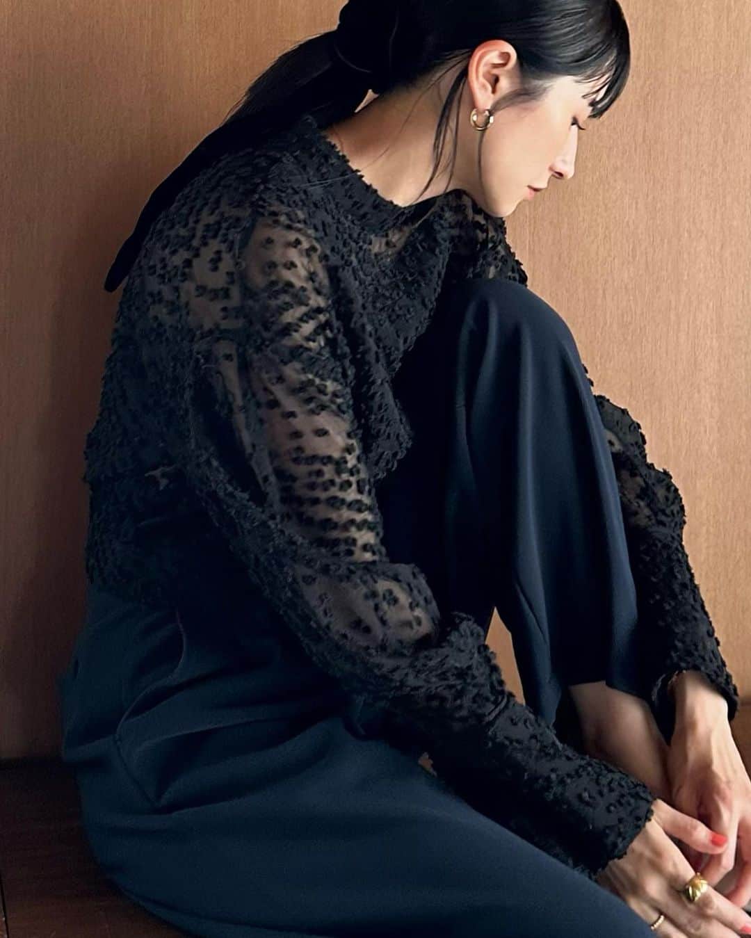 松本恵奈のインスタグラム：「こんばんは。ルミネリニューアルOPEN先行発売アイテムのSNOW DOT JACQUARD TOPS♡  織物産地として歴史のある桐生で作ったドットカットのオリジナルジャガードのトップス♡雪のようにふわふわと立体的なドットカットが柔らかく女性らしい印象にしてくれます♡コーディネートしやすい ジャスト丈で、バランスも取りやすいので低身⻑さんにもおすすめな一枚です♡ 是非、お楽しみに！ #clane #新宿ルミネ #リニューアル #OPEN #先行発売 #shinjukulumine_renewal」