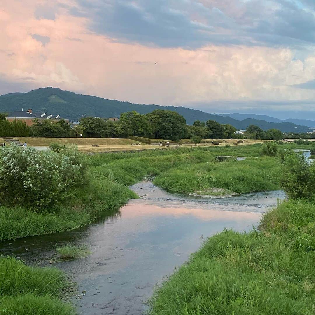 一保堂茶舗のインスタグラム：「鴨川の夕焼け。暑さで大変な一日でした、水分補給を忘れずに。おつかれさまでした。  #ippodotea #kamoriver #twilight #kyoto #river #dusk」