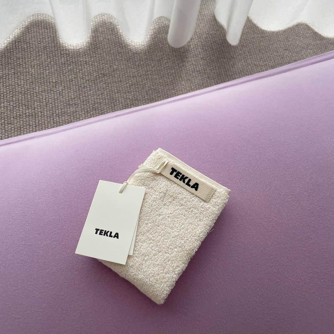  erikaのインスタグラム：「tekla🤍  再入荷を何度も逃してやっと😯  ほんまは布団カバーが欲しいけど、、、ね〜🤑  #takla#テクラ#ハンドタオル」
