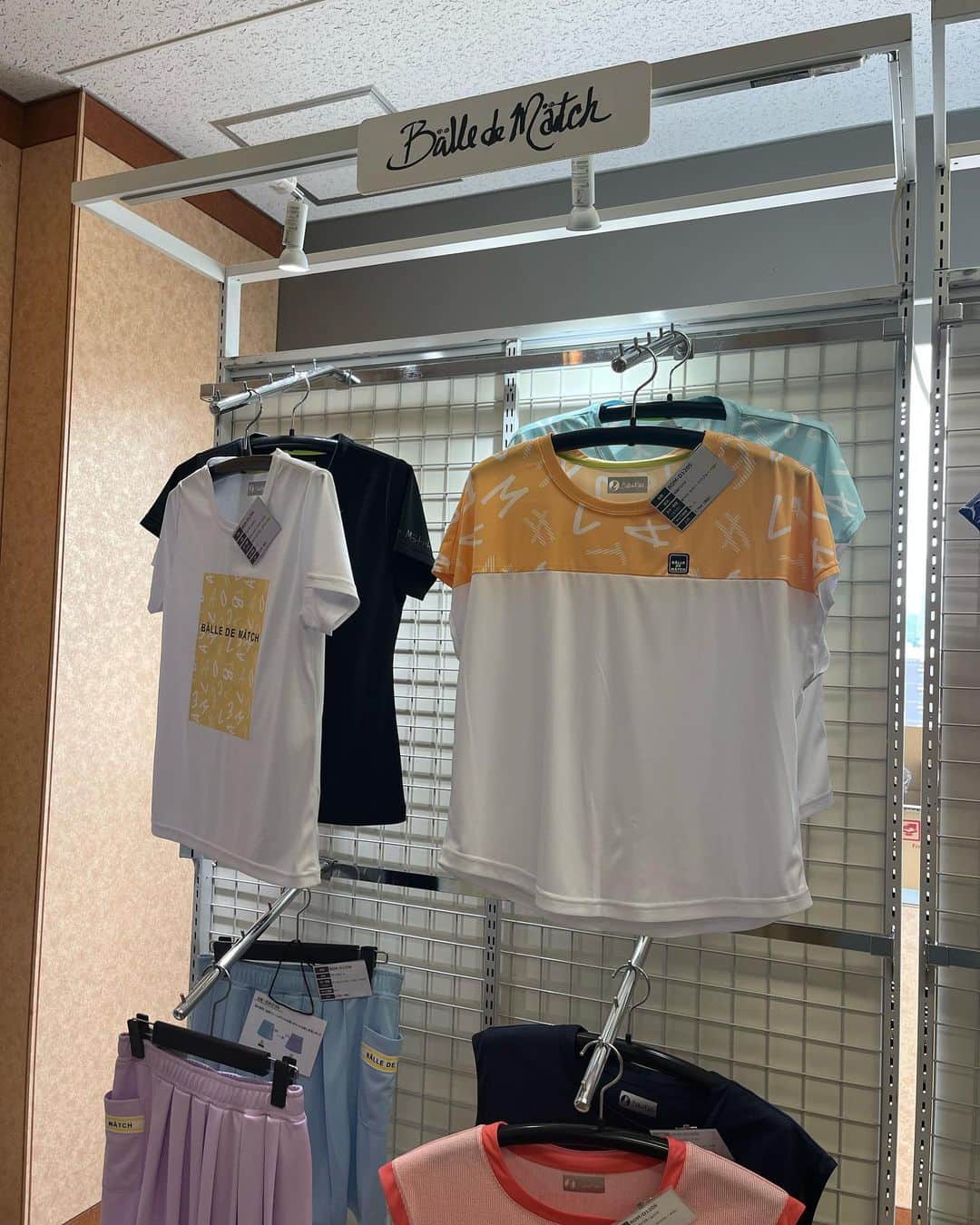 尾崎里紗さんのインスタグラム写真 - (尾崎里紗Instagram)「先日テニック様の展示会に行ってきました！ ⁡ 可愛いデザインがたくさんありましたし、Tシャツの素材がすごく肌触り良さそうだったので 着用するのが楽しみです✨  @stchristopher.tennis   @balle_de_match_official  ⁡ ⁡」8月2日 19時39分 - risaozaki410