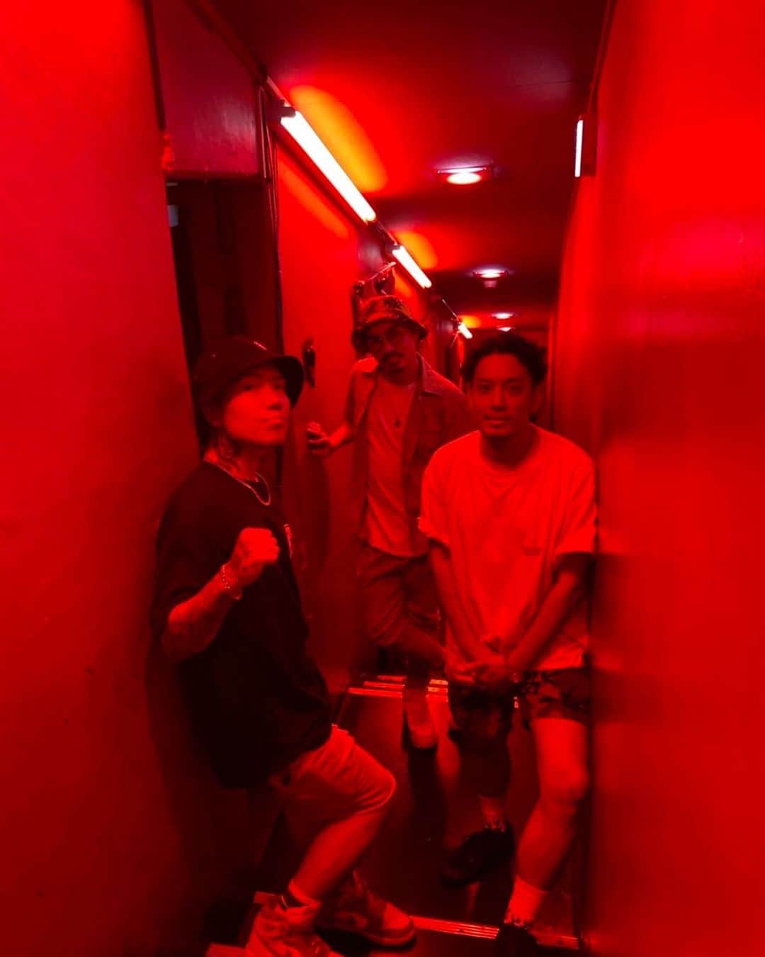 のインスタグラム：「My besties🔥  And I’ll play the show with them at Nagano 19th August🎶  #back_on_jpn #teeda #shinnosuke_rookiez #big_kit_kat #meloiksign #clubasia #ステージに向かう赤い階段」