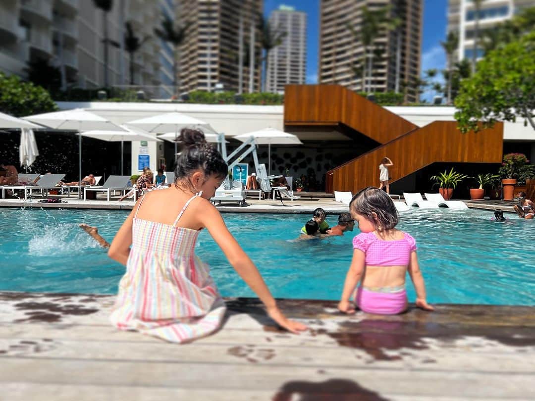亀恭子さんのインスタグラム写真 - (亀恭子Instagram)「現地で合流した友達ファミリーと プールにて♪  男子達は休む暇なく水の中ではしゃいでいて、  女子はプールサイドで寛ぐ。 「おねえちゃん」と嬉しそうに長女が慕ってる。  お姉ちゃん、 ありがとう♡  #2023summer #vacation #hawaii #夏休み #☺︎」8月2日 19時42分 - kame_kyo