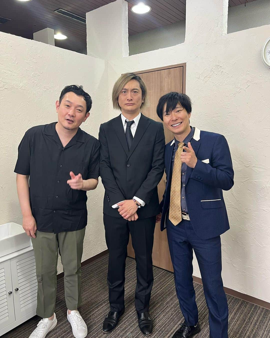 JP（ものまねタレント）のインスタグラム：「マシンガンズさんと🎙️  仕事のご依頼はインスタのDMでお問合せください。  Twitterアカウント→　#jpmaesaka Twitterアカウントポケモン→#jp_pkmn YouTubeチャンネル→#モノマネモンスターJP TikTok→#monomamejp #白黒アンジャッシュ  #マシンガンズ #🎙️ #滝沢秀一 #西堀亮 #ものまね代行世代 #ワイドナショー #JPさん #松本人志 #浜田雅功 #ダウンタウン #ものまね芸人 #松本人志ものまね #研音 #川島明ものまね #ラヴィット #滋賀芸人 #農業高校出身 #すべらない話 #IPPONグランプリ #ダウンタウンDX #どどどどっとJP #おはスタポケモン部 #ポケモン #しゃべくり007 #自撮りおじさん」