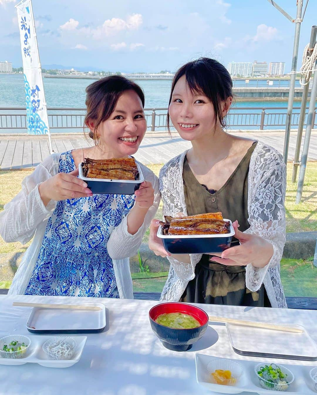 遊佐ちえみのインスタグラム：「🌊 浜名湖特産！ うなぎのつかみ取り&蒲焼き体験  📍今切体験の里 海湖館「きらく市」 静岡県湖西市新居町新居  人生で初めてうなぎを掴みました！ 触ったことはありましたが、掴んだのは初めてです‼️  ヌルヌルするとは聞いていましたが、 その正体が鱗なのは、目からウロコでした👀  2枚目をご覧下さい。  まるで子猫を抱くかのようにうなぎを抱っこ。 こんなふうに『うなぎを抱っこ』するのは 私くらいでしょう🤣  目の前で職人さんにうなぎを捌いていただき、 その後自分で蒲焼きにしていただく 体験です！！  生きているものをいただく。命をいただく。  まさに食育。お子様にもピッタリの体験です☺️  自分で掴まえ、調理したウナギは、 フワッフワで肉厚でとっても美味しくて 感謝しながら味わいまし  ぜひ、夏休みに親子でいかがですか？？ ご予約は、浜松・浜名湖ちょい旅ガイドで 【 https://hamamatsu-daisuki.net/hamanako-choitabi/420/ 】  ◾︎ 10時～14時の間に受付  (体験所要時間 60分)  ◾︎ 営業日   8月～9月（9月は土日・祝日のみ）   ◾︎ 定休日   月曜日、9月平日  ◾︎料金  4,500円  ◾︎ 駐車場  有料駐車場あり (400円)  #うなぎ掴み #うなぎ #ウナギ #鰻 #うなぎ掴み体験 #うなぎ蒲焼体験 #浜名湖体験 #夏休み #食育 #うなぎ蒲焼 #静岡観光 #浜名湖観光 #湖西観光 #海の湖HAMANAジェンヌ #visit浜名湖」