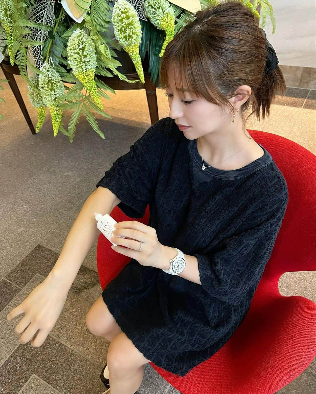 倉松里奈さんのインスタグラム写真 - (倉松里奈Instagram)「. 最近美容に目覚めかけてる倉松です🤭 . 新しい日焼け止め🧴☀️のレビュー💓 薬用ホワイトニングUVミルク　プロテクション 医薬部外品は 強力な紫外線をSPF50+/PA++++でブロック🥺❤️❤️ シミ原因（UV－B） ・シワ原因（UV－A）もどちらも防ぐ日焼け止めで PM2.5、ちり、ほこり等の大気中の微粒子が肌に付着するのをブロックしてくれて 美白有効成分（ビタミンC誘導体 *1）で メラニンの生成を抑え、シミ・ソバカスを防いでくれるの💓 化粧下地の乳液として使える😊☀️ ウォータープルーフ処方だから 今回のマニラでも大活躍した🥺❤️  肌にすーっとなじむなめらかなテクスチャーで、 塗ると透明になり白浮きしないのがまたいい🥺🙆‍♀️  ＊1 アスコルビル2-グルコシド  @taisho_beauty  #大正製薬  #PR #日焼け止め #TRINITYLINE #薬用ホワイトニングUVミルクプロテクション #トリニティーライン #UVケア #UV対策 #紫外線対策 #紫外線ケア #海外旅行 #海外 #紫外線 #旅行 #travel #美肌 #美容」8月2日 19時46分 - rinapuu818