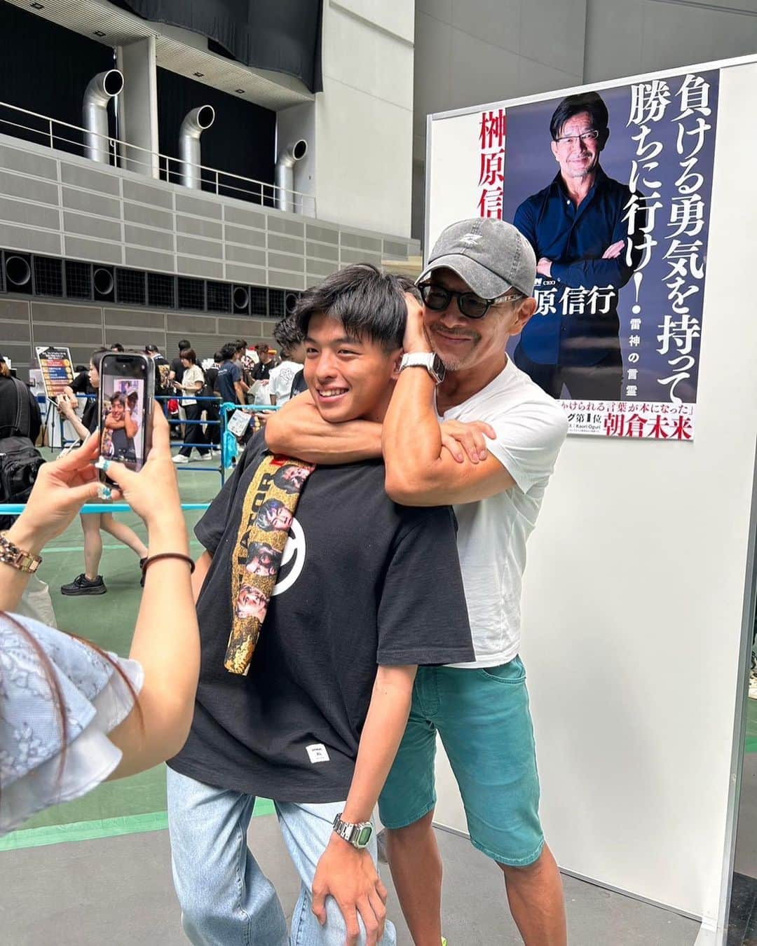 榊原信行さんのインスタグラム写真 - (榊原信行Instagram)「超RIZIN.2の会場で行った「#負ける勇気を持って勝ちに行け！雷神の言霊」撮影会では、本当にたくさんのファンの方々にお集まりいただきました！ありがとうございました！  私は格闘家ではないのに、なぜ皆さんバックチョークをさせようとするのでしょうか…。  A lot of fans gathered at the photo session of "Go to win with the courage to lose! RIZIN no Kotodama". held at the venue of SUPER RIZIN.2! thank you very much!  I'm not a martial artist, so why are you trying to make me do a back choke...?  #雷神の言霊 #RIZIN #KADOKAWA #榊原信行 #超RIZIN2 #SUPERRIZIN2」8月2日 19時47分 - nobu_sakakibara