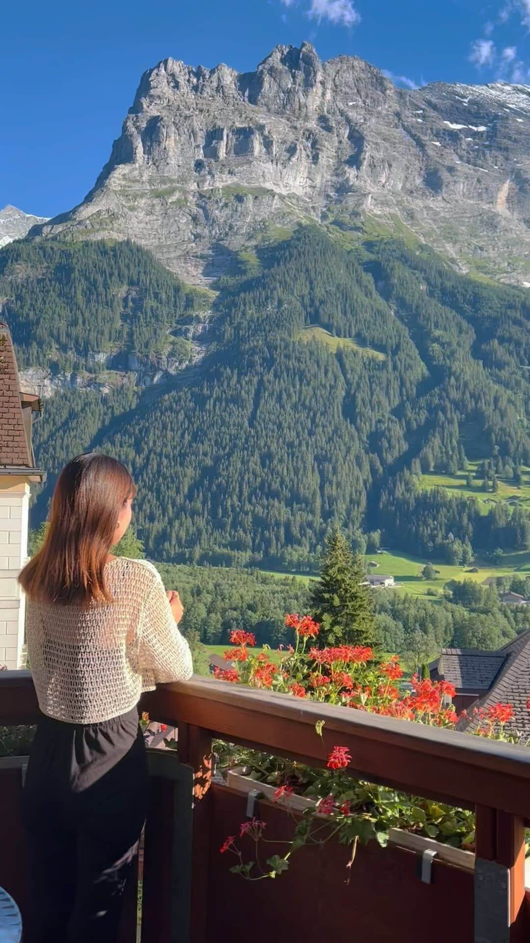 kitamayuuのインスタグラム：「ストーリーにも載せたけど、、、 感動したから投稿にも🫶🏻 最高すぎるホテルからの眺め🏔🇨🇭 またいつか来れますように。  #switzerland #swiss #landscape  #grindelwald  #スイス旅行　#スイス　#絶景 #グリンデルヴァルト」