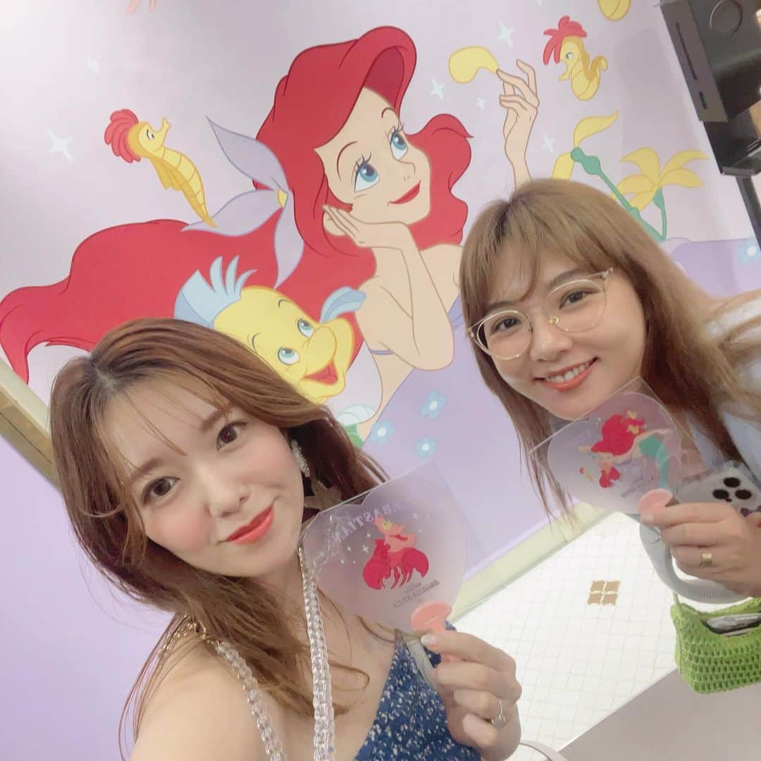 長江愛美さんのインスタグラム写真 - (長江愛美Instagram)「リトルマーメイド大好き同盟のノンティーと❤️ この日をずっと楽しみにしてたの❤️  可愛くてテンションあがって、全種類のプレートオーダーしました😂  そして、夜は、リトルマーメイドの映画観に行って🎞️と、マーメイドずくしの最高の１日でした🧜‍♀️🔱🐠🦀🐙  アンダーザシー🎵とKissして🎵は、映像が美しすぎて涙出た🥲  海も綺麗だし、アリエルのピュアさと無邪気さにとてもキュンとする🥹  人間になってからの衣装もヘアセットもめちゃくちゃ可愛い‼︎❤️  一途で、おちゃめで、愛らしく、まっすぐで。  自分の家族も、声も、海も、仲間も、人生も、 全てを捨てても彼に会いたいと願うアリエルに胸が高まり、  その全てをかけた恋が、叶わないと感じた瞬間の切なさがたまらなすぎて、、ボロボロに泣いた🥲  トリトンの親としての愛もめちゃくちゃ素敵で🔱  そして、最初に出てきたテロップの伏線が、ラストのアリエルにかかってるところもすっごく素敵だった🥲  やっぱりディズニーの名作は色褪せない❤️  幸せな時間❤️  #リトルマーメイド #seasidecutiecafe  #thelittlemermaid  #ariel #アリエル」8月2日 19時57分 - manamin.512