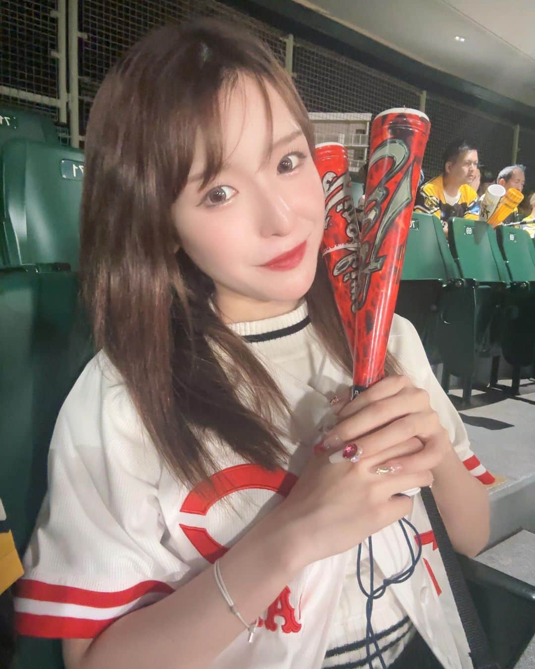 のインスタグラム：「ひっさびさの甲子園はなんと首位攻防戦🐯 しびれたああ。  #博多弁カープ女子 #カープ女子 #野球女子 #ボレジョ #大阪 #福岡 #japanesegirl    #タレント #モデル #ラジオパーソナリティ  #ポートレート #被写体 #photographer   #carp #広島カープ #野球観戦 #ユニホーム #hiroshima #プロ野球 #カープ観戦 #カープグッズ #カープ #阪神タイガース #阪神 #阪神甲子園球場 #甲子園 #⚾️ #グリーンシート #首位攻防戦」