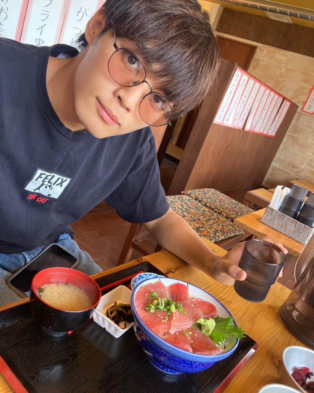 瀬戸郁成のインスタグラム：「マグロ丼好き🥰 瀬戸とチートデイに使っていいよ👍         #マグロ丼  #04  #海鮮」