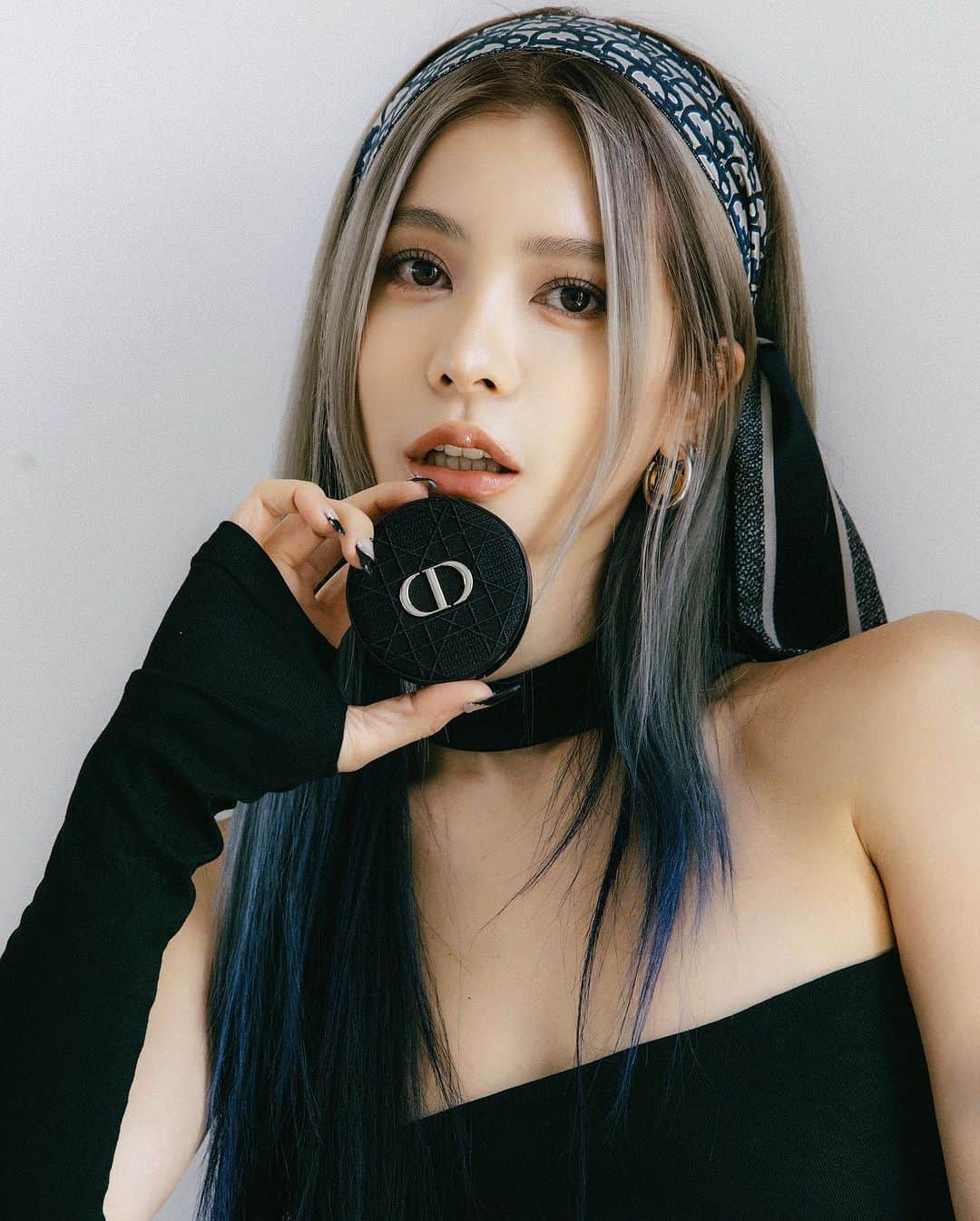 林咖安（Lyla）のインスタグラム：「🧡🧸🌼⭐️ 你們夏天有入手了哪些美妝呢？ 我自己是入了DIOR氣墊粉餅和腮紅💕 如果你是手殘黨的一員 那這次要分享的產品你一定可以駕馭😎  因為這次要介紹的妝容重點就是用了： 2023全新《迪奧超完美氣墊粉餅》+ 升級版的全新《迪奧超完美亮妍腮紅》   不太需要技巧的氣墊上底妝超方便 除非你是大力士需要提醒你輕拍就好🤣 然後腮紅的部分也算是誰用誰好看了🫶🏼 這組照片是用微曬傷感的隨性鼻梁刷刷 只差點一些小雀斑就可以更有氛圍感✨   氣墊要好用，外型方面也是非常講究⭐  全新《迪奧超完美氣墊粉餅》有2款外殼： 《漆皮藤格紋 》和 《刺繡藤格紋》  兩款氣墊外殼皆搭配金屬CD 經典Logo ★漆皮藤格紋：是Y2K 女孩們必備單品🖤 ★刺繡藤格紋：是充滿度假感的高級手感   當然內容物也不能草草帶過～🤩 全新《迪奧超完美氣墊粉蕊 》 有兩種質地，可以滿足不同膚質的人💛  平常有在好好保養皮膚、不太出油的朋朋們 可以用我拍攝上的這款： 《迪奧超完美水潤光氣墊粉蕊》🌟 還有防曬係數 SPF50 PA+++ 妝感輕透澎亮，帶有水潤光澤感！😍   很特別的是， 在輕輕用按壓疊擦的過程中， 發現還可以校正膚色！☺️仔細看成份才知道， 原來是因為有獨特光感的閃耀科技，再加上成分裡的維他命E，能有效抗氧化✌🏼～ 新添加的純淨三色堇精萃， 加強補水保濕💧✨，臉有夠亮！   （ 先不要睡著歐～我快講完了🤣 ）   還有另一款 《迪奧超完美柔霧光氣墊粉蕊》 SPF35 PA+++ / T字部位易出油的人適合這款！ 除了一樣有純淨三色堇精萃補水保濕外， 同時加上頂級玫瑰保養花萃注入， 可以幫助肌膚在上妝時鎖水控油～🥰 然後高遮瑕度的柔霧粒子， 可以讓肌膚不泛油光，妝感瞬間氣質起來💗🫶🏼   精品美妝，當然要配備完美♡︎♡︎♡︎ 這兩款粉蕊都有專屬氣墊粉撲 完美呈現貼膚的水潤光與柔霧光妝效   （ 對，不要懷疑，還有腮紅要繼續推坑🤣🔥 ）   一直是經典暢銷的《迪奧超完美亮妍腮紅》 從成分、妝效、顏色、包裝四大項全面升級！🥳  16 色中選了4 色，立馬試色給大家看看💬 #100 杏仁烤奶｜柔霧質感｜暖暖的陽光 #219 玫瑰蒙田｜珠光質感｜迷人的夕陽 #959 肉桂茶棕｜緞光質感｜假期氛圍感 #212 鑽石柔粉 ｜霓光質感｜甜美戀愛感   粉底我用的是:【 水潤光氣墊粉餅 】 腮紅我用的是：適合夏天又帶點無辜感的 #100 杏仁烤奶～溫柔色系🧡 然後用全新的亮妍腮紅的刷角，角度很讚！ 臉頰、鼻梁、眼下位置都很好均勻上色💛   （ 終於分享完畢實際使用過後的心得～😆 ）   其實 Dior Beauty 的色系都是萬中選一⚡️ 所以只要你有想找的產品 基本上都會立馬被燒到～體無完膚😜 我這次也是直接把氣墊和腮紅先A走再説👋🏼   最後，有什麼想看的化妝技巧或產品， 隨時都可以私訊給我歐～💋🫶🏼💕  @diorbeauty   #DiorBeauty #DiorForever  #DiorRougeBlush #迪奧超完美氣墊粉餅」