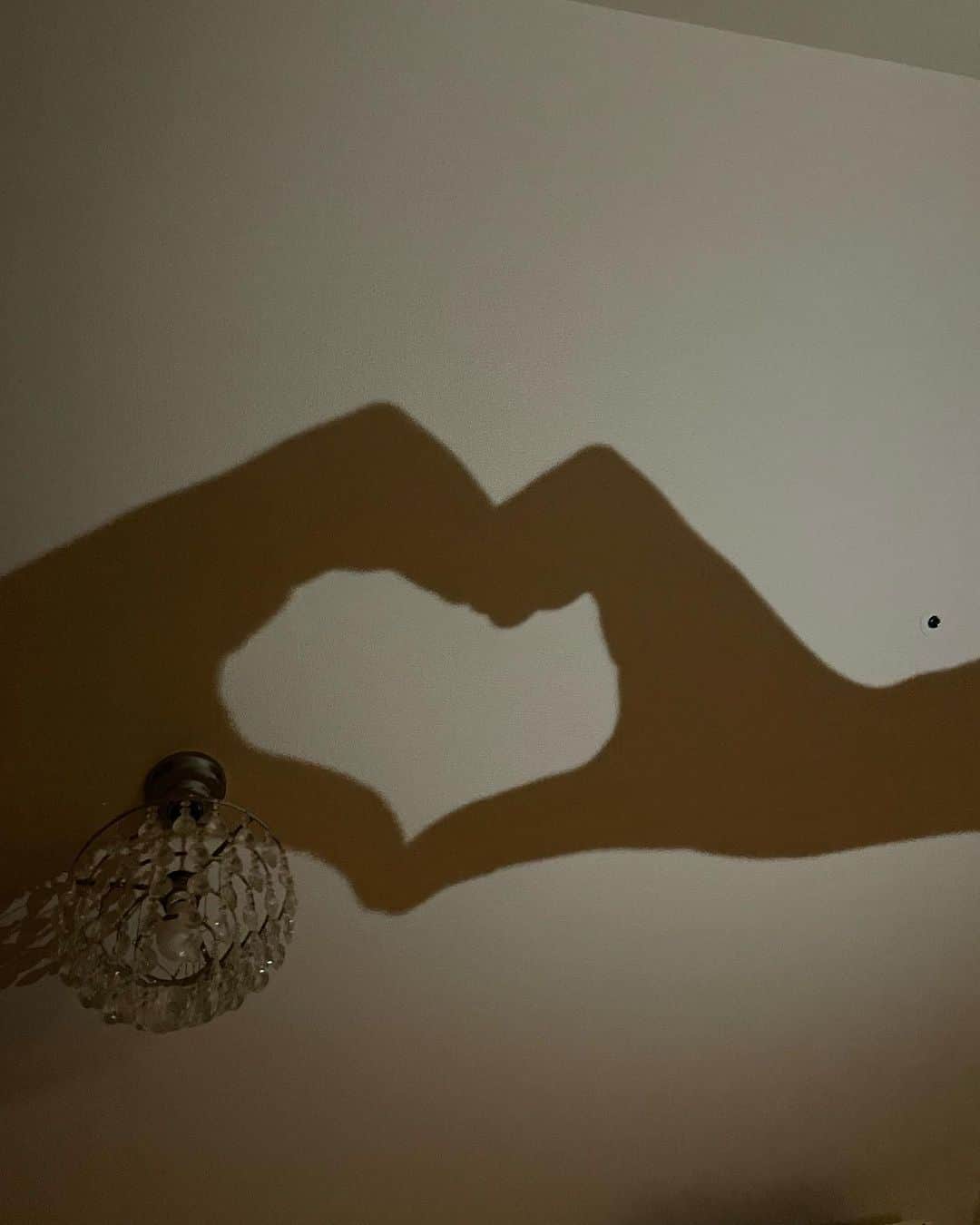 椎名美月さんのインスタグラム写真 - (椎名美月Instagram)「娘が作った影ハート♡」8月2日 19時52分 - mizkiss