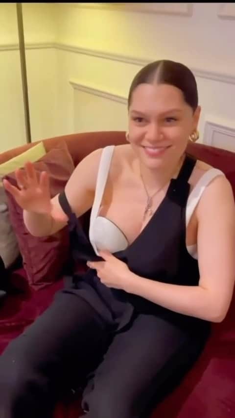 ジェシー・Jのインスタグラム：「I don’t do ads often (if ever tbh) as you all know. But I do when I actually use and love a product.  So my @elvie pumps were ordered months ago before being asked to collab with the brand, whilst half asleep in the middle of the night and man have they changed my world in this time of breastfeeding. I use them everyday. I leave the house wearing them feeling like a 🦸🏻‍♀️ tbh. People look at me and I’m like “Yep I got 🤖 tits” 😂  I never knew before now how amazing and beautiful but hard and tiring pumping and breast feeding can be on your body, sleep and day to day life. I am a mover, a non sit stiller, a hands on kinda lady.   Being able to whip them out and put them on anywhere and everywhere is a LIFE saver. Shopping, eating out, even at the doctors these things get used everywhere I go. 🥛   Thank you @elvie for empowering women and myself to feel great and make it easier to feed our babies on the go because man it’s the best thing in the 🌎 #AD #Therealfeed」