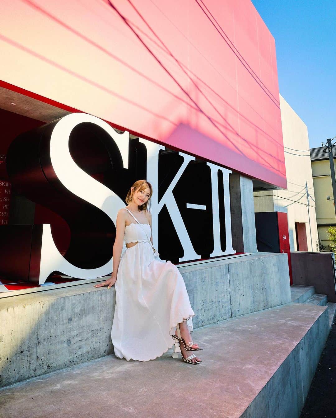 Elva Niのインスタグラム：「幾乎人人都認識SK-II 但你知道 SK-II 的“S”和“K”  其實是代表「秘密Secret」「鑰匙Key」 嗎？ 原來SK-II 最初的命名 是向經典成分 PITERA™️致敬  解鎖青春的祕密 解鎖晶瑩剔透肌膚之鑰 作為SK-II 長年用家 合作那麼多次 在這次東京之行我又更加認識SK-II 接下來我會分享更多「SK-II晶透肌密屋」展覽的精華片段 一些知名神仙水愛好者不為人知的故事 如何改寫肌膚命運 解鎖PITERA™️成就晶透美肌煥變的奇蹟❤️ 同時亦率先試用了才剛推出的全新 SKINPOWER 能量精華霜 最重要的還是解鎖我的晶透肌密 (笑) Magic Ring測試結果展示肌齡23歲🫢  Stay Tuned and follow me to unlock the Secret Key of Skin!  #SKIITheSecretKey #SKIISECRETKEYHOUSE #SKII #SKIIHK #PITERAEssence #晶瑩剔透美肌 #神仙水」
