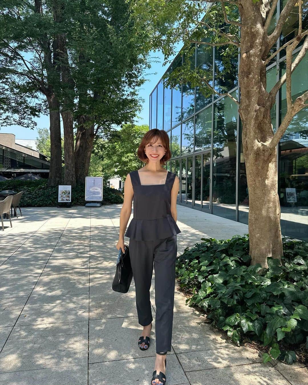 水野佐彩のインスタグラム：「・ はぁん毎日暑すぎて🥹🥹 切実に 娘の体力分けてほしい😀笑  おちびさんに絶対着てみてほしい @st.rooney のオールインワン🖤 これは名品✨✨ジャスト✨ スミクロ着てます🖤🖤🖤  リールの達人のゆうみちゃんに 動画も撮ってもらいました🤗📽️🥞🍈 ありがとね🫶🏻  #おちびコーデ #おちびの輪 #低身長コーデ #Sサイズコーデ #ママコーデ #ママライフ #2020年ベビー #女の子ママ #女の子ベビー #ブルベ夏 #ブルベ #ブルベサマー #ブライトサマー #ブライトスプリング #ソフトクラシック #ウェーブ #骨格診断ウェーブ​」
