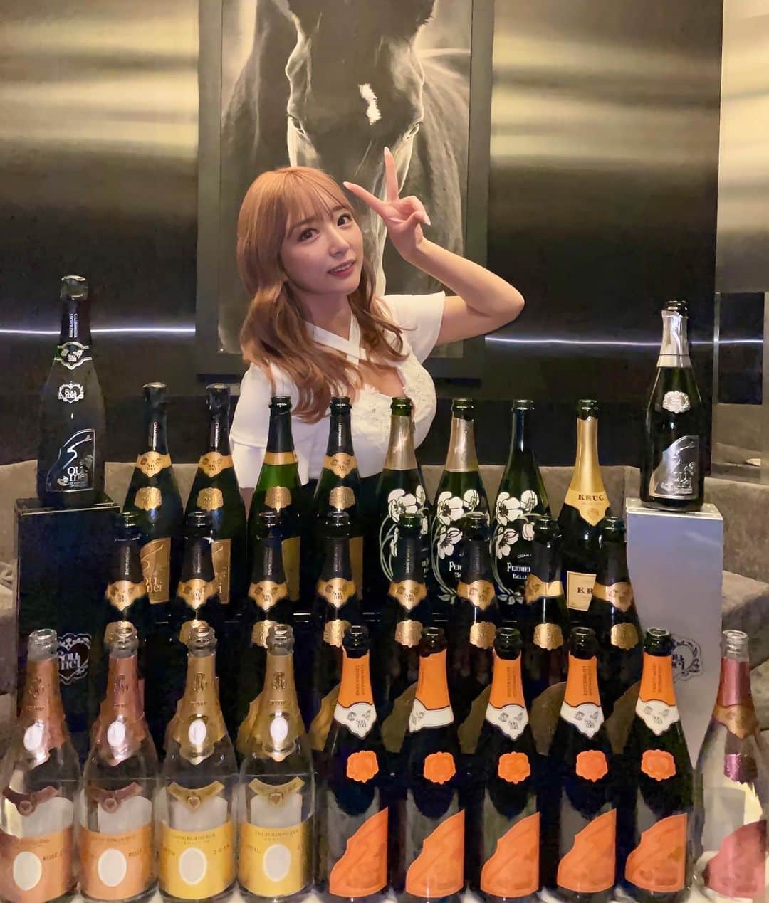 石田みかのインスタグラム：「六本木 キャバ嬢2ヶ月目🫶 . . 初めてのキャバ嬢っぽい投稿で 凄いなんか緊張する（謎） . . 七月はみんな応援してくれて、 本当に毎日沢山飲んだ〜🍾 . . 8月もよろしくお願いします💓 . . . #六本木lalah #キャバ嬢 #soumei」