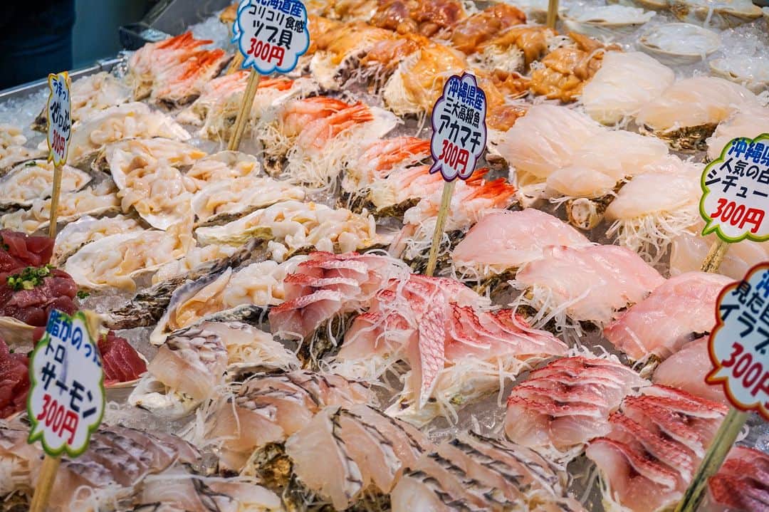 Be.okinawaのインスタグラム：「Affordable, fresh and delicious seafood!😋 This is what you will find at Itoman Fish Center in Itoman, Okinawa.    Choose from a wide selection of sashimi🍣 and top it off on a bowl of rice🍚 to create your own seafood bowl! Besides sashimi, there are also other seafood dishes, such as grilled fish and Kamaboko (processed fish cake).   #japan #okinawa #visitokinawa #okinawajapan #discoverjapan #japantravel #okinawafood #okinawadelicacy #okinawalocaldelicacy #seafood #freshseafood #okinawafreshseafood」
