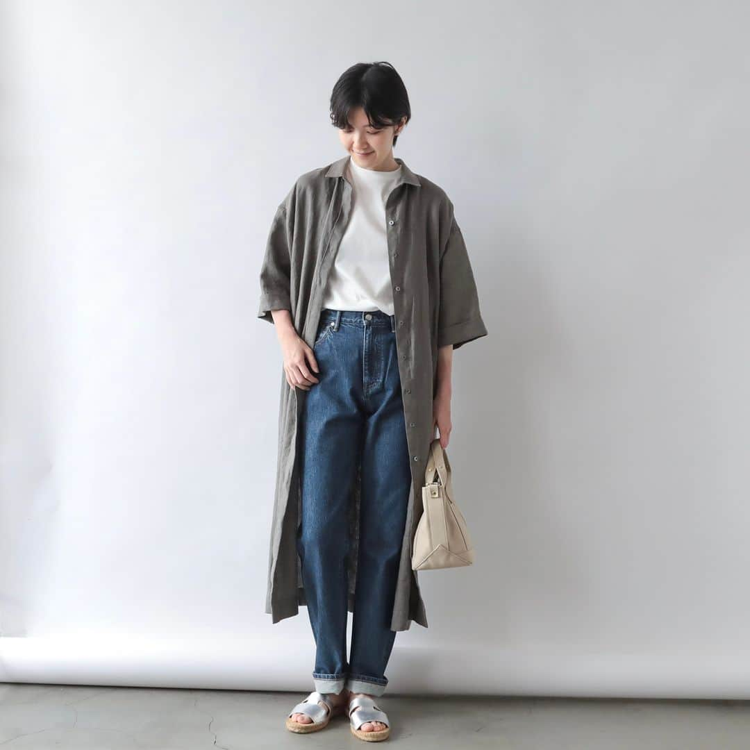 Factelier(ファクトリエ)さんのインスタグラム写真 - (Factelier(ファクトリエ)Instagram)「【Made in Japanのリネンを味わう、仕立ての良いシャツワンピース】  日本製の上質なリネン生地で仕立てたシャツワンピースです。  作り手はシャツの専門工場「荻田縫製研究所」。  シャツの持つ端正さとリネンワンピースならではのリラクシーな雰囲気がかけ合わさったこのワンピースは、着る人を凛として美しく見せてくれます。  時代にとらわれず長く愛せるこのワンピースは、ドレッシー・リゾート・カジュアル・羽織りとしてまで、1枚で幅広く着回すことができるのも楽しい1着。  リネンは育つ素材です。長く、たくさんお召しいただくことで、着るほどに柔らかく、あじわい深く変化していくのを実感していただけるはずですよ。  ＜特徴＞  ■吟味された上質な素材 　Made in Japanのリネン生地を使用  ■ハリのある風合いをそのまま、 　”CC加工”でやさしい着心地に  ■1枚で着て安心 　透けない＆ボディラインもひろわない  ■着こなしは自由自在。 　何通りもの着方が楽しめる  ■土台にあるのは 　“仕立てのいいシャツ”  ■洗濯機OK！お手入れもらくちん  ▶︎上質リネンのシャツワンピース color：ネイビー・カーキ size：フリー price：¥ 33,000  ---------- 語れるもので日々を豊かに . ファクトリエはメイドインジャパンの 工場直結ファッションブランドです。 職人の情熱と最高の技術がつまった、人に語りたくなるものを長く大切に使ってもらいたい、そんな想いと共に語れる本物をお届けします。 . ▽公式サイトはプロフィールのURLから @factelier  #ファクトリエ #factelier #荻田縫製研究所 #メイドインジャパン #日本製 #ベーシック #良いものを長く #クラフトマンシップ #語れるもので日々を豊かに #リネン #リネンワンピース #リネンワンピ #ジャパンリネン #天然繊維 #シャツワンピ #シャツワンピース #着回し抜群」8月2日 20時00分 - factelier