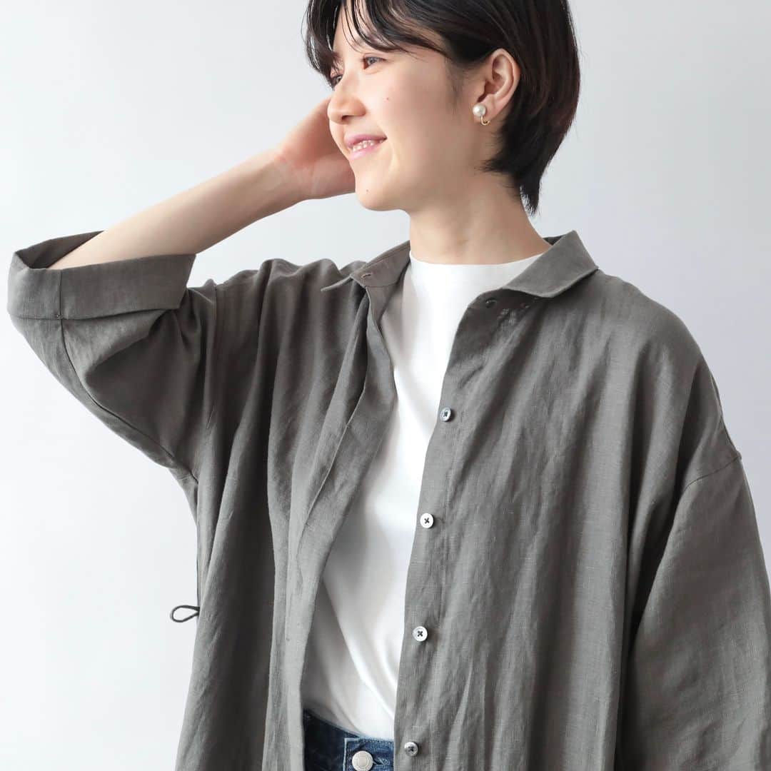 Factelier(ファクトリエ)さんのインスタグラム写真 - (Factelier(ファクトリエ)Instagram)「【Made in Japanのリネンを味わう、仕立ての良いシャツワンピース】  日本製の上質なリネン生地で仕立てたシャツワンピースです。  作り手はシャツの専門工場「荻田縫製研究所」。  シャツの持つ端正さとリネンワンピースならではのリラクシーな雰囲気がかけ合わさったこのワンピースは、着る人を凛として美しく見せてくれます。  時代にとらわれず長く愛せるこのワンピースは、ドレッシー・リゾート・カジュアル・羽織りとしてまで、1枚で幅広く着回すことができるのも楽しい1着。  リネンは育つ素材です。長く、たくさんお召しいただくことで、着るほどに柔らかく、あじわい深く変化していくのを実感していただけるはずですよ。  ＜特徴＞  ■吟味された上質な素材 　Made in Japanのリネン生地を使用  ■ハリのある風合いをそのまま、 　”CC加工”でやさしい着心地に  ■1枚で着て安心 　透けない＆ボディラインもひろわない  ■着こなしは自由自在。 　何通りもの着方が楽しめる  ■土台にあるのは 　“仕立てのいいシャツ”  ■洗濯機OK！お手入れもらくちん  ▶︎上質リネンのシャツワンピース color：ネイビー・カーキ size：フリー price：¥ 33,000  ---------- 語れるもので日々を豊かに . ファクトリエはメイドインジャパンの 工場直結ファッションブランドです。 職人の情熱と最高の技術がつまった、人に語りたくなるものを長く大切に使ってもらいたい、そんな想いと共に語れる本物をお届けします。 . ▽公式サイトはプロフィールのURLから @factelier  #ファクトリエ #factelier #荻田縫製研究所 #メイドインジャパン #日本製 #ベーシック #良いものを長く #クラフトマンシップ #語れるもので日々を豊かに #リネン #リネンワンピース #リネンワンピ #ジャパンリネン #天然繊維 #シャツワンピ #シャツワンピース #着回し抜群」8月2日 20時00分 - factelier