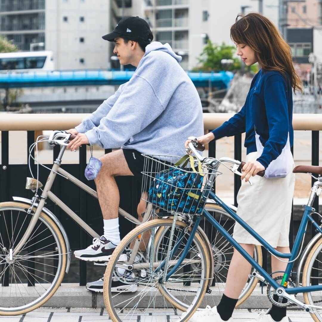 マーナ（おさかなスポンジ、立つしゃもじ、落としブタ）のインスタグラム：「自転車でのお出かけに「Shupatto パッカブルバッグ」  バッグをかごに入れて自転車で出かけると、走っている際に荷物がごぼれてしまうことありませんか？ そんな困ったにもおこたえするのが、この「Shupatto パッカブルバッグ」。  ファスナーが付いているので、荷物を入れた状態で自転車のカゴに載せても、中の荷物がこぼれません。 使わない時は「シュパ」っと簡単にたため、コード紐で手にかけたり、気軽に持ち運べます。  さらには、自然の情景をモチーフにしたこだわりのテキスタイルも選べます。 2枚目は草原の草花をやわらかな抽象柄で表現した「グラスランド」。 3枚目は夕霧の幻想的な景色をイメージした「イブニングミスト」。 お気に入りを見つけて下さいね。  ▼「Shupatto パッカブルバッグ」について、カラー展開や価格など詳しい情報をご覧いただけます。 プロフィールトップHP > シリーズ>Shupatto>Shupatto ライトアウトドア  ▼その他の投稿もお楽しみください。 @marna_inc  ------------ Design for smile 暮らしを、いいほうへ。 marna｜マーナ  【オンラインショップ】 https://marna.jp/  【特集｜よみもの】 https://marna.jp/features/ ------------  ✂︎ --------- tag -------- ✂︎ #マーナ #marna #マーナのある暮らし #Shupatto #シュパット#自転車日和 #お出かけグッズ #感動する #折りたたみ #買い物バッグ #ミニマルバッグ #マイバッグ #パッカブルバッグ #アウトドア #ライトアウトドア #手提げ #便利アイテム #感動する #すっきり暮らしたい #シンプルライフ」