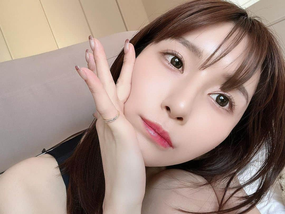 蒼川愛さんのインスタグラム写真 - (蒼川愛Instagram)「@cosme殿堂入りの優秀コスメのひとつ、 デジャヴュの「塗るつけまつげ」自まつげ際立てタイプ❤️ 私も昔からこの〝塗るつけまつげ〟な仕上がりが大好きで、出会ったときは あまりの塗りやすさとナチュラルに際立つまつげの存在感に感動して、 今までにもう何本リピ買いしたことか🥹🥹  「塗るつけまつげ」自まつげ際立てタイプと言えば 1.5mmの超極細三角ブラシが本当に優秀。 上まつげや下まつげはもちろん、 塗り残しがちな見えないまつげも1本残らず際立てるから、 ナチュラルなのに存在感のある目元になるのです🫶🏻 まさに〝自まつげ際立つ〟👀✨️  忙しい日もササッと塗るだけで 簡単にセパレートまつげをつくってくれて垢抜けるし、 時間が経ってもパンダ目にならずに 1日中ぱっちりまつげをキープしてくれるところが大好きポイント！ (そしてまさかのお湯でオフ出来ちゃうのも天才🥹)  もはや推しポイントしかないんだけど、 全女子のお守りコスメとしてポーチに入れてほしいアイテム🤍  #デジャヴュ#塗るつけまつげ#自まつげ際立てタイプ #pr @dejavu_official.jp」8月2日 21時00分 - tougarashi_suki