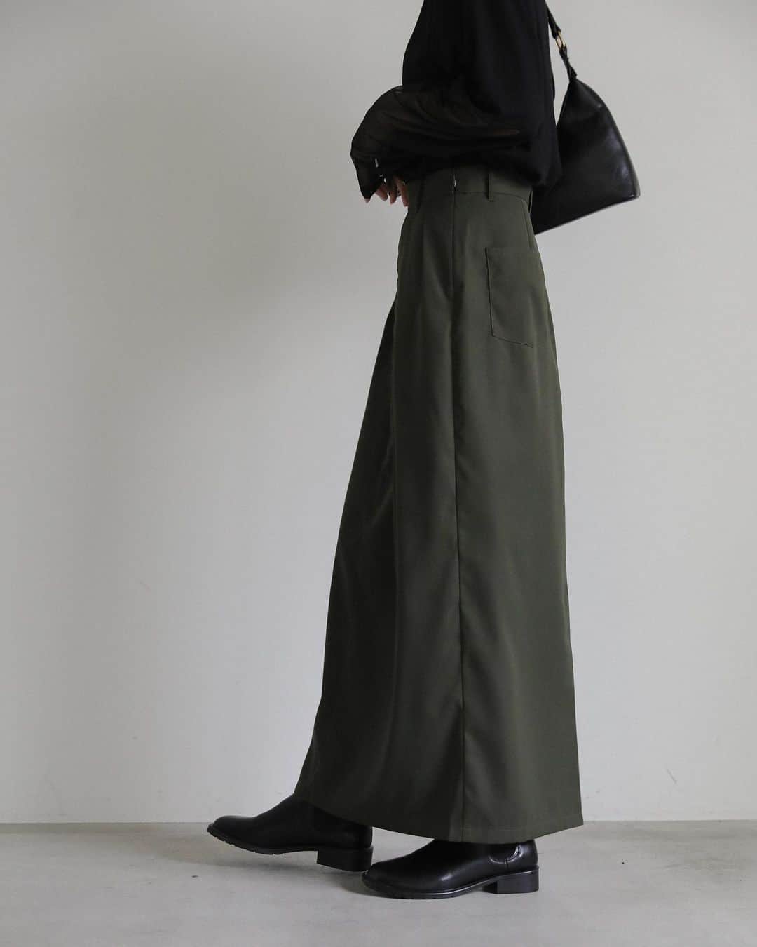 moca さんのインスタグラム写真 - (moca Instagram)「08/01 (tue) New in . No. 30001240 トリプルタックコクーンスカート ⁡ フロントタックの立体感が印象的なタイトスカート。  ハリのある素材感とやや丸みのある コクーンシルエットで着になる腰回りもカバーしてくれます。 カジュアルからキレイめまで 幅広いスタイリングにマッチします。 ⁡ price : 4,950yen (tax in) color : アイボリー / ダークカーキ / スミクロ model : 160cm / Mサイズ ⁡ ⁡ #selectmoca #セレクトモカ ⁡ ⁡」8月2日 20時00分 - selectmoca