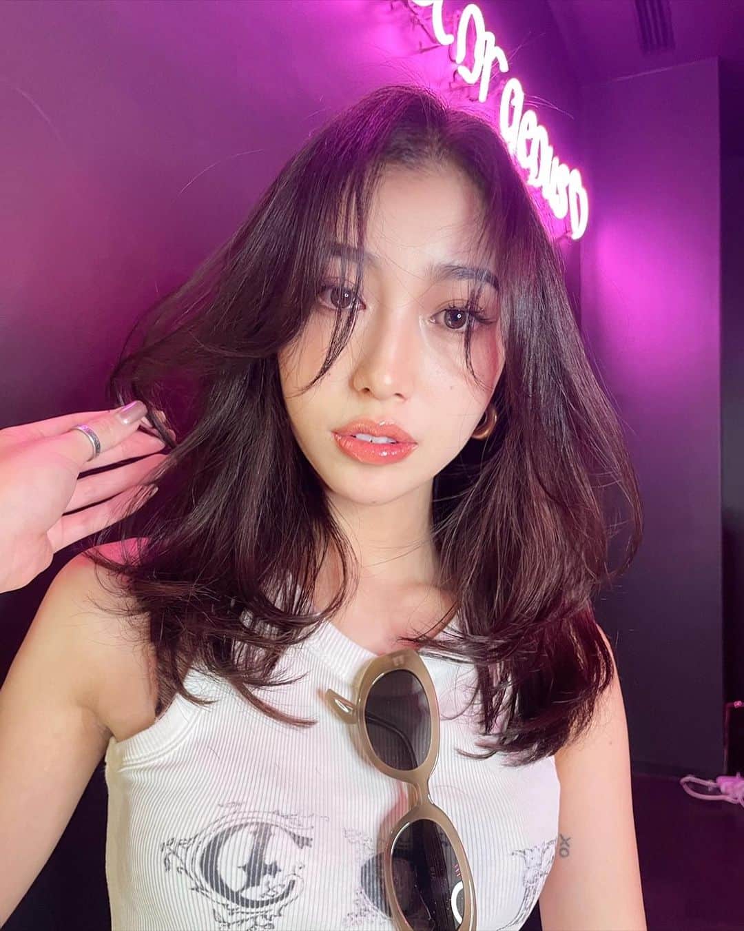 原涼香のインスタグラム：「夏は軽やかなレイヤースタイルがトレンドですദ്ദി‪- ·̫ - ̳❤️ ㅤㅤㅤㅤㅤㅤㅤㅤㅤㅤㅤㅤㅤ 🎀韓国HAIR STYLE menu... ㅤㅤㅤㅤㅤㅤㅤㅤㅤㅤㅤㅤㅤ ☑︎カット 巻いても巻かなくても可愛いこだわりレイヤーカット♡ 45mmワンカールでちょー簡単にセットできます🫶🏻✔️  ☑︎プレミアムケアカラー 透明感バツグンカラーが得意です♡ ㅤㅤㅤㅤㅤㅤㅤㅤㅤㅤㅤㅤㅤ ☑︎HITAトリートメント 韓国人みたいなツヤ髪はトリートメントがマスト♡  ㅤㅤㅤㅤㅤㅤㅤㅤㅤㅤㅤㅤㅤ ご予約はリンクから🫶🏻🔗 ㅤㅤㅤㅤㅤㅤㅤㅤㅤㅤㅤㅤㅤㅤㅤㅤㅤㅤㅤㅤㅤㅤㅤㅤㅤㅤ ㅤㅤㅤㅤㅤㅤㅤㅤㅤㅤㅤㅤㅤ  #SHIMA#韓国ヘア#韓国スタイル#レイヤーカット#ワンホンヘア#ワンホン#ダークトーン#網紅#初カラー#暗髪#ベージュカラー#ラベンダーカラー#グレージュ#オリーブカラー#透明感カラー#銀座美容院#銀座美容室#美容師#시스루뱅#레이어드컷#koreanhair」