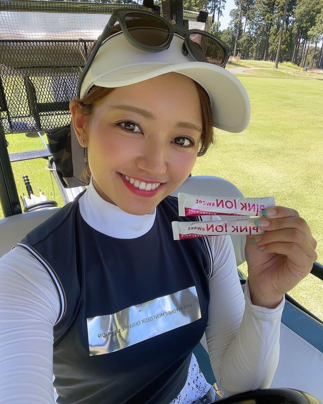 のインスタグラム：「みなさんこんばんは〜！ 今日もめちゃくちゃ暑かった、、、🫠🥵　　  最近飲んでいる @pinkion.athlete  ゴルフの時、 熱中症こわいから必ず飲んでる！ 他のスポーツドリンクよりマグネシウムが10倍以上含まれていて、カロリーが低い🥹❤️  普段からカロリー気にしてるんだけどね、 PINKIONは23kcal ポカリは135kcal 今ダイエット中なので今年の夏はPINKION で乗り切ろうと思います😆🫶 そして安いからOLでも買えます😂❤️ みなさんも是非😚 .  #ゴルフ #ゴルフ女子 #ゴルフ男子 #スポーツ女子 # #golf #golfing #golfer #golfwear #ゴルフウェア #ゴルフコーデ #YouTube #골프 #골프여자 #高尔夫  #instagolf #ゴルフ好きな人と繋がりたい」