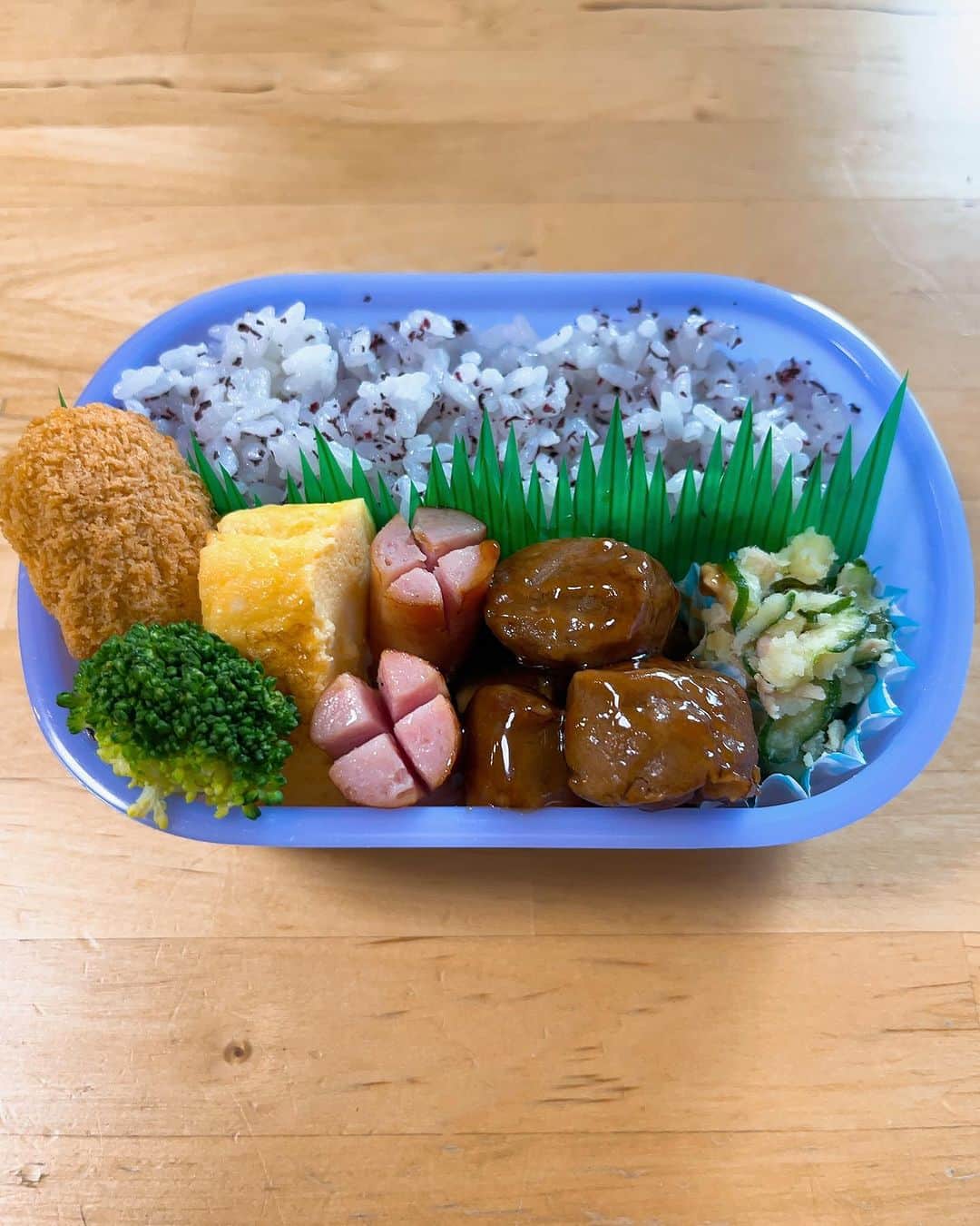 安田和博さんのインスタグラム写真 - (安田和博Instagram)「事後報告になりますが、最近残しがちなお弁当は、本日完食！少なめとゆかりご飯が良いようです。明日、梅干しチャレンジしたら、また残されるんだろうな〜 #子ども弁当 #弁当記録 #学童弁当 #小学生女子 #お弁当の詰め方」8月2日 20時05分 - kazuhiro.yasuda.94