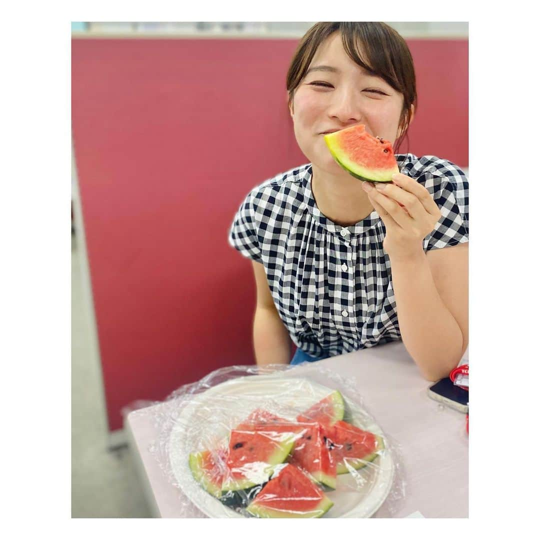 森夏美さんのインスタグラム写真 - (森夏美Instagram)「. 母が「初めて畑で収穫できたひと玉だよ！」 と届けてくれた、ほそなが〜〜いスイカ🍉 アナウンス部でカットして、 みんなに食べてもらいました♪ 岐阜の恵みをシェアできて嬉しい🫶  お母さん、初めてと思えないほど甘かったよ！ お腹たぷんたぷんになるくらい食べました、ありがとう😋  #夏の思い出  #スイカ #🍉 #東海テレビ #アナウンサー #森夏美」8月2日 20時14分 - mori_natsumi0722