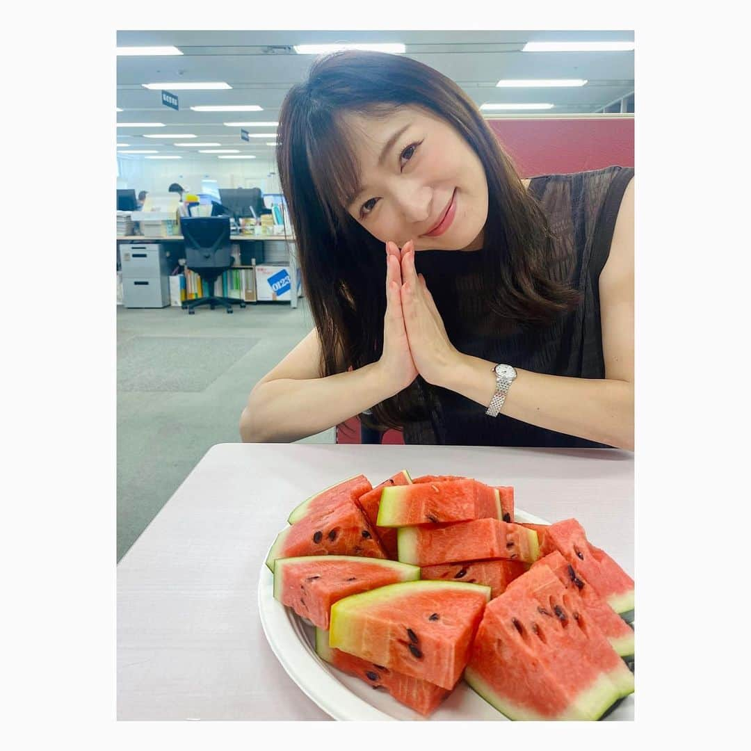 森夏美さんのインスタグラム写真 - (森夏美Instagram)「. 母が「初めて畑で収穫できたひと玉だよ！」 と届けてくれた、ほそなが〜〜いスイカ🍉 アナウンス部でカットして、 みんなに食べてもらいました♪ 岐阜の恵みをシェアできて嬉しい🫶  お母さん、初めてと思えないほど甘かったよ！ お腹たぷんたぷんになるくらい食べました、ありがとう😋  #夏の思い出  #スイカ #🍉 #東海テレビ #アナウンサー #森夏美」8月2日 20時14分 - mori_natsumi0722