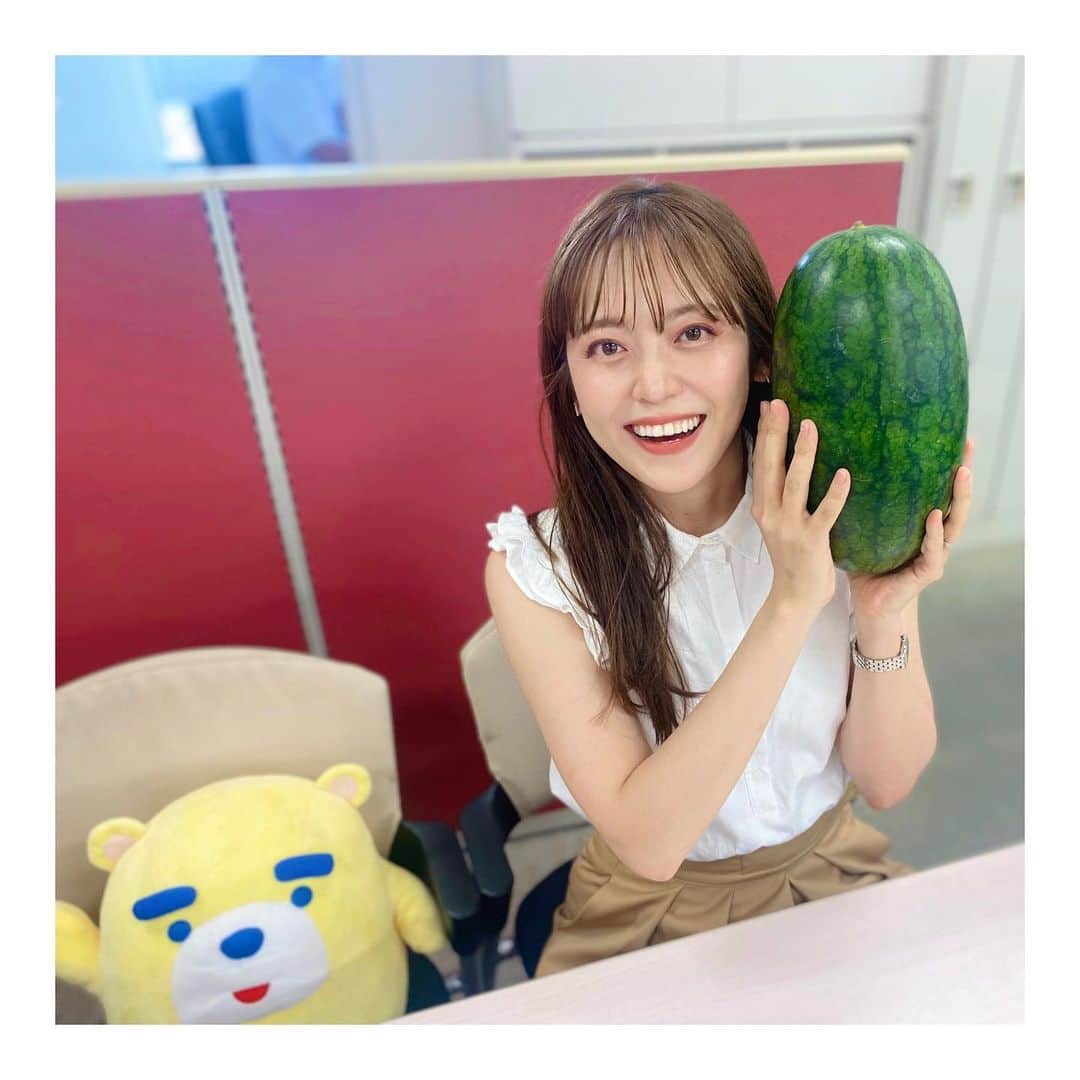森夏美のインスタグラム：「. 母が「初めて畑で収穫できたひと玉だよ！」 と届けてくれた、ほそなが〜〜いスイカ🍉 アナウンス部でカットして、 みんなに食べてもらいました♪ 岐阜の恵みをシェアできて嬉しい🫶  お母さん、初めてと思えないほど甘かったよ！ お腹たぷんたぷんになるくらい食べました、ありがとう😋  #夏の思い出  #スイカ #🍉 #東海テレビ #アナウンサー #森夏美」