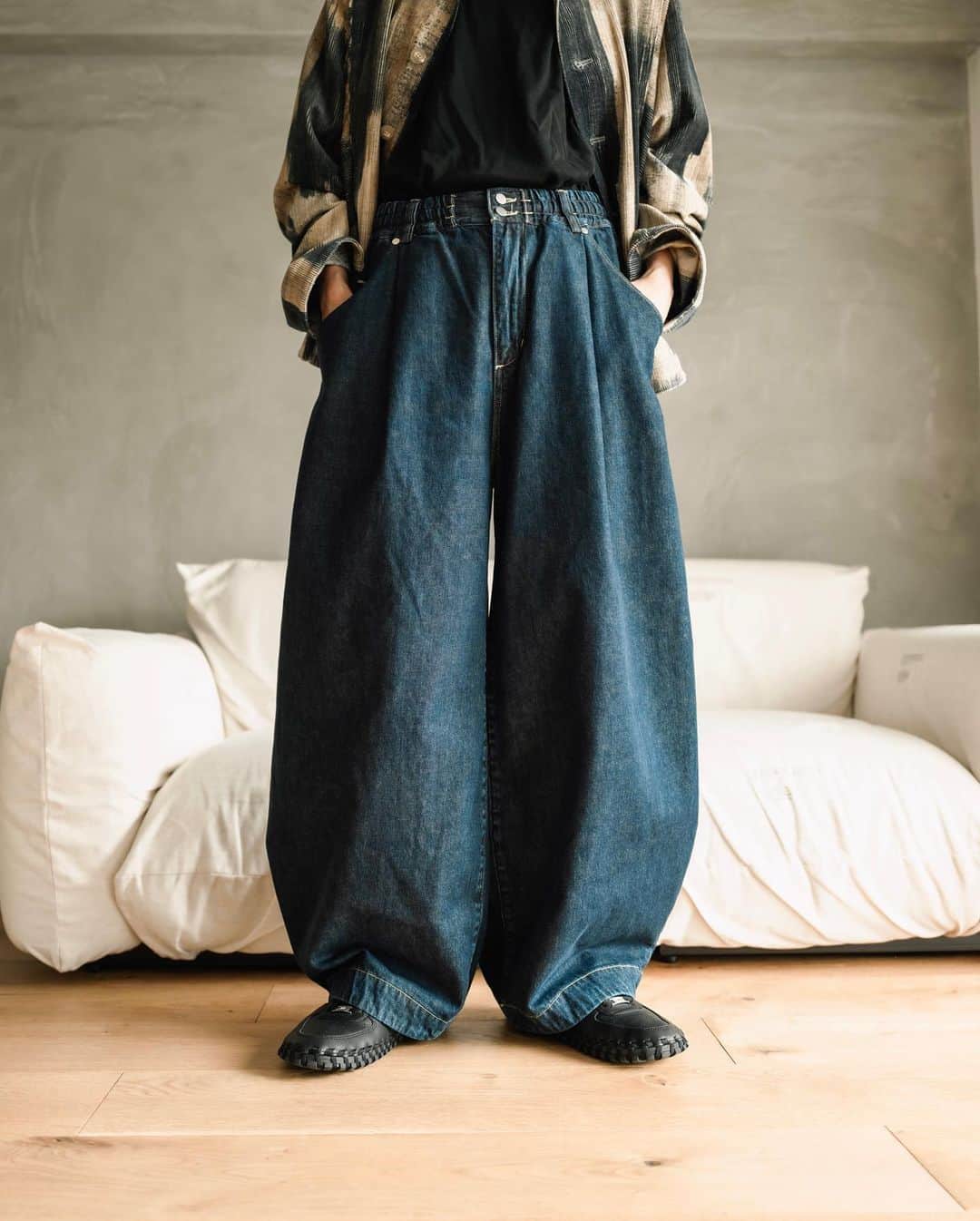 Ryoさんのインスタグラム写真 - (RyoInstagram)「Today's outfit🚶 @irenisa_official のコーデュロイブルゾン。 京都の伝統技法、京友禅の引き染めで職人が染めた独特な柄が特徴。  もちろん1点1点柄の出かたも異なるので、 気になった方はお気に入りの1着を見つけてもらいたいです。  イレニサは、やっぱりパターンが美しく、いつもの袖周りのモディファイドスリーブは、着やすくてすごく肩にフィットしてくれる。  是非一回袖を通していただきたいアイテムです。 （セットアップでご用意してますよ笑）  jacket : @irenisa_official  pants : @the_clesste  shoes : @nike @jacquemus  cap : @wake.sapporo   #irenisa #clesste #nike #jacqumues」8月2日 20時14分 - ryo__takashima