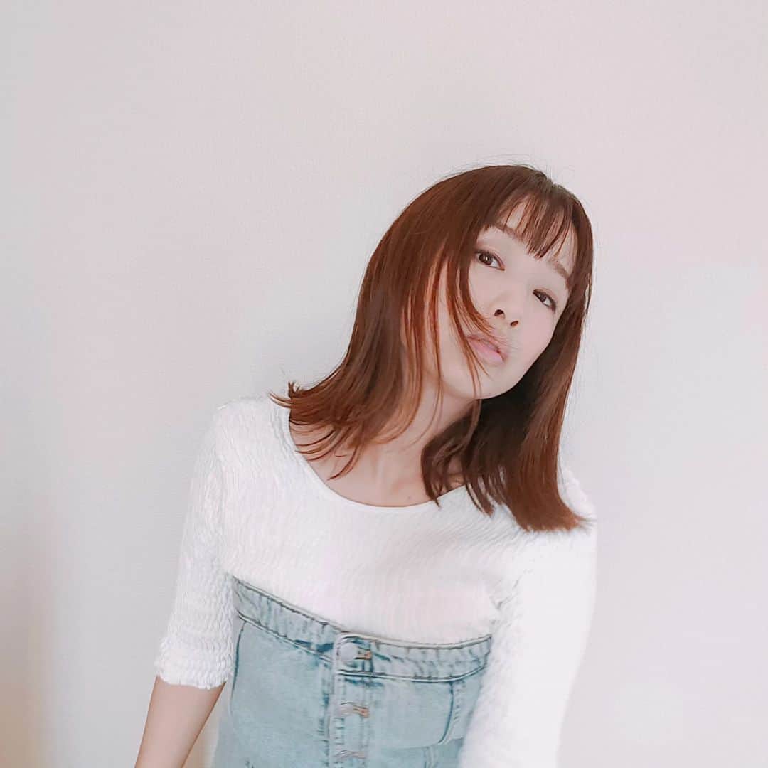 工藤里紗のインスタグラム：「暑中お見舞申し上げます🌿  なつ、もういい 秋冬恋しい。 髪切って 乗り切ります！  #髪切った」