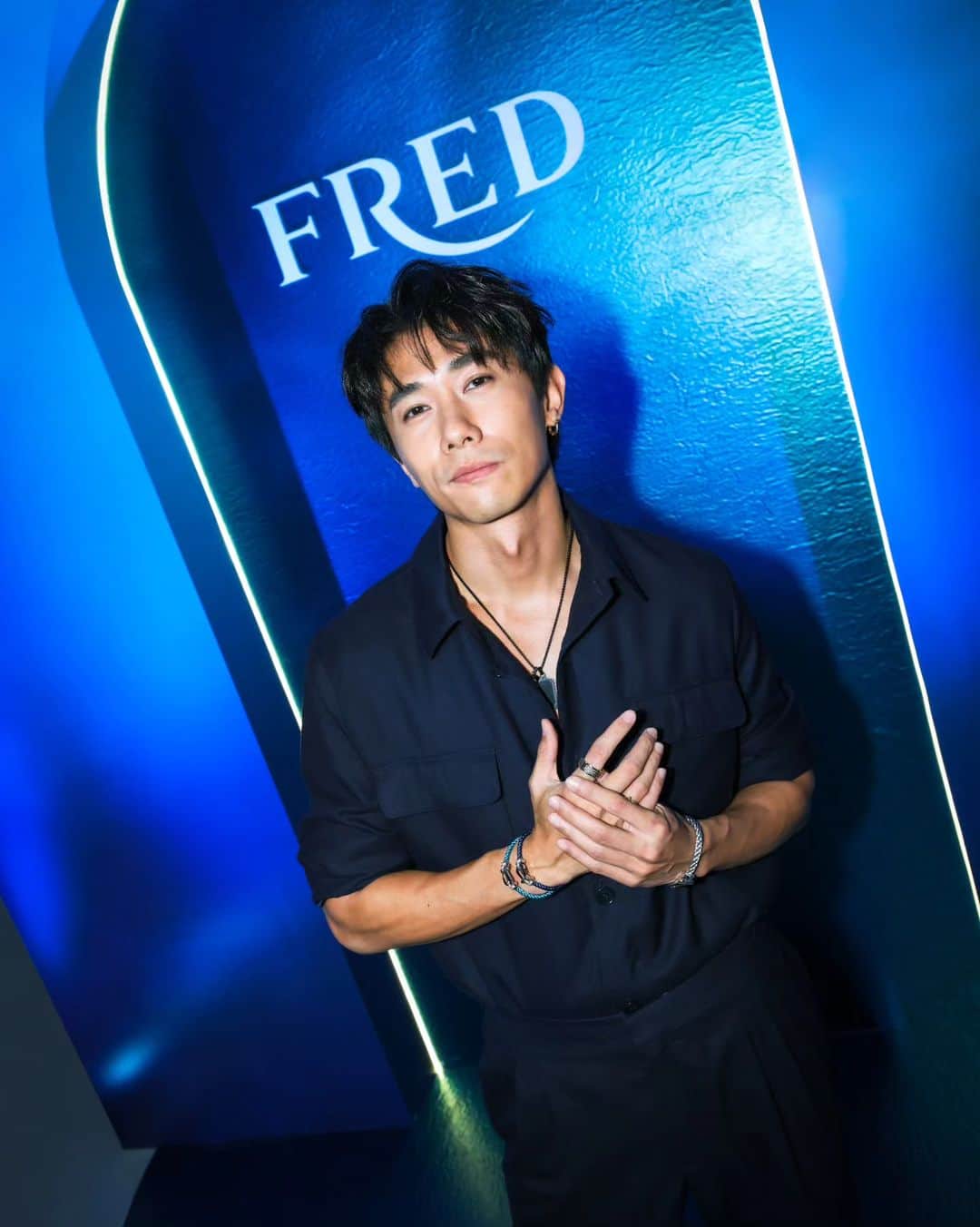 デスモンド・タンのインスタグラム：「In a world of blue, we find our happy place! Dive into the ocean of joy with #FREDHappyBlueShades and let your spirit express itself! 🌊💫   @FredJewelry #FREDHappyBlueShades #FREDblueparty」