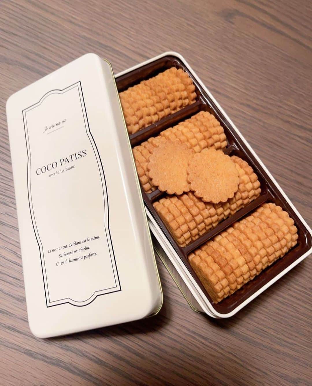 樹里咲穂のインスタグラム：「ココパティスのクッキー来たー🍪 フランスのラブィエットバターを使用したクッキー🧈 美味しい〜😋 ミルクに合うクッキー🥛」