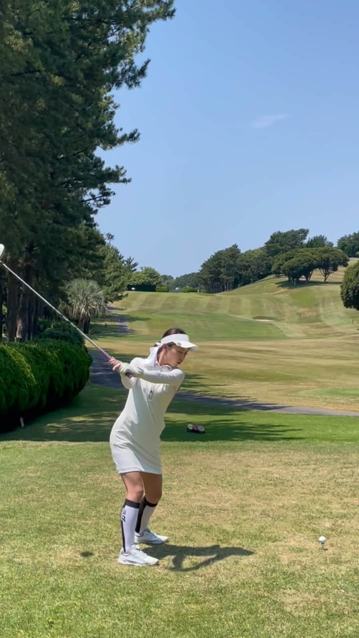 萩原菜乃花のインスタグラム：「ドライバーもセカンドも いいショット打てたホール⛳️  思い通りの球が連続で打てることなかなかないから すごくうれしかった☺️ セカンドが1.5メートルくらいについて バーディー！！  こういうのがあるからゴルフって楽しいよねえ🥰  #ラウンド#葉山国際カンツリー倶楽部#スイング動画#ゴルフスイング#ドライバー #アイアン#ゴルフ動画#バーディー#ゴルフ女子#ゴルフ男子#ゴルフウェア#ゴルフコーデ#バンデル」