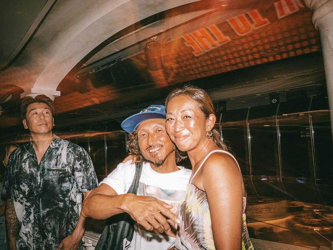佐々木明のインスタグラム：「Photo 📸 @alohayuto  at @fareastreggaecruise   Lovely married couple with me.  @u_skee n’ @yukohiilani 夫妻の すんごい良い写真をユウトが撮ったけど 俺すげぇ邪魔。ごめん。 だけど良いフィルム写真だ。 色が良い！  そう言うことにしよう。  ユウトありがとう」