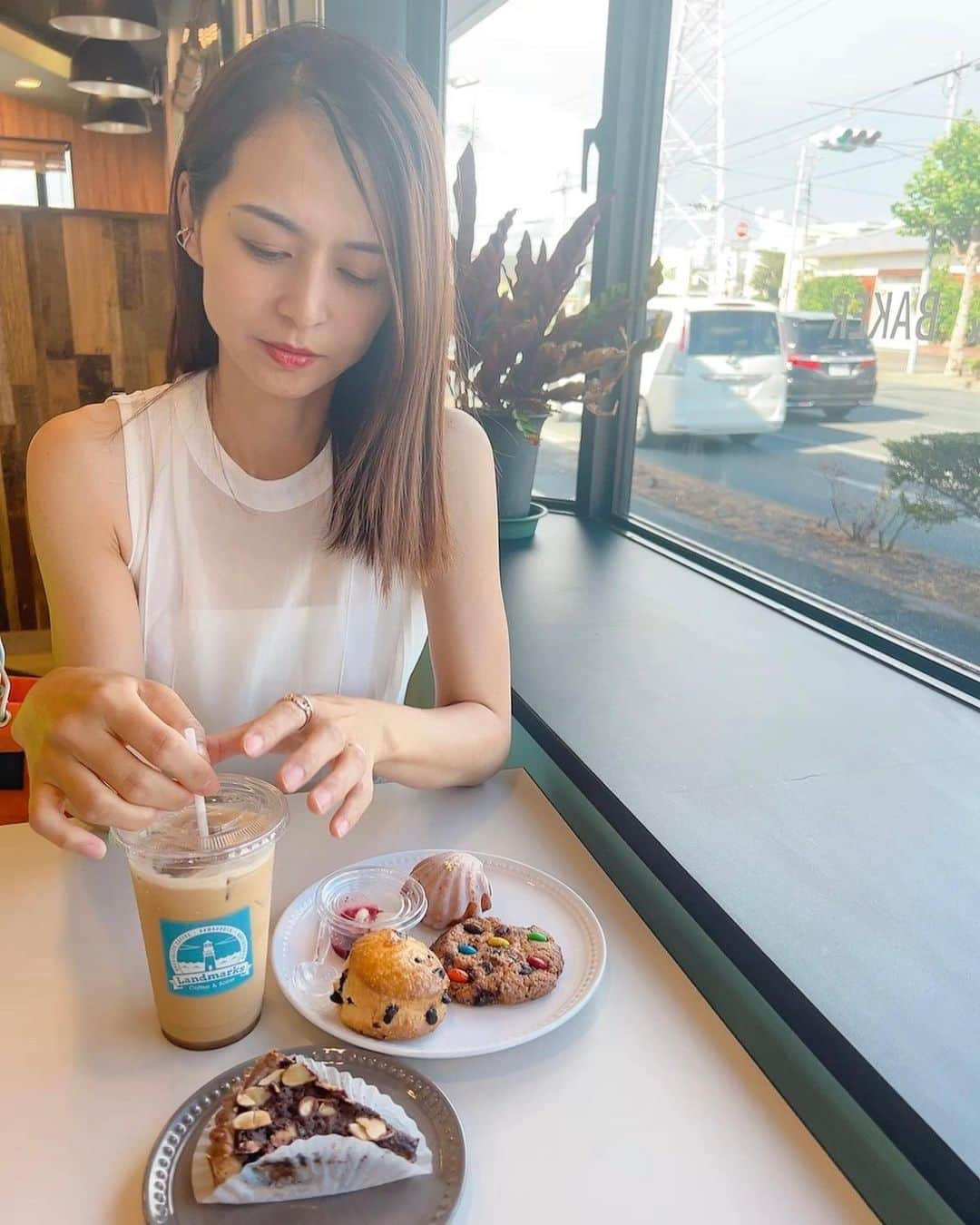 井川絵美のインスタグラム：「・ ・ 📍 Landmark's coffee & Baker @landmarkscoffeeandbaker  ・ 船越のマクドナルドだったお店が バーガーカフェになったと知り 3時のおやつを食べに行ってきました🍭 店内が海外風でかわいい♡ ・ ケースの中のスイーツもアメリカンな感じでどれも魅力的。 レモンケーキ、チョコバナナタルト、チョコスコーン、チョコチャンククッキーにしました〜🍫どれも美味しかった♡ 和牛バーガーとスペシャリティコーヒーのお店なのに両方ともオーダーしなかったから次回はランチでも来たいな🍔 ・ ・ #浜松ランチ #ハンバーガー #ハンバーガーカフェ #浜松市 #浜松カフェ」