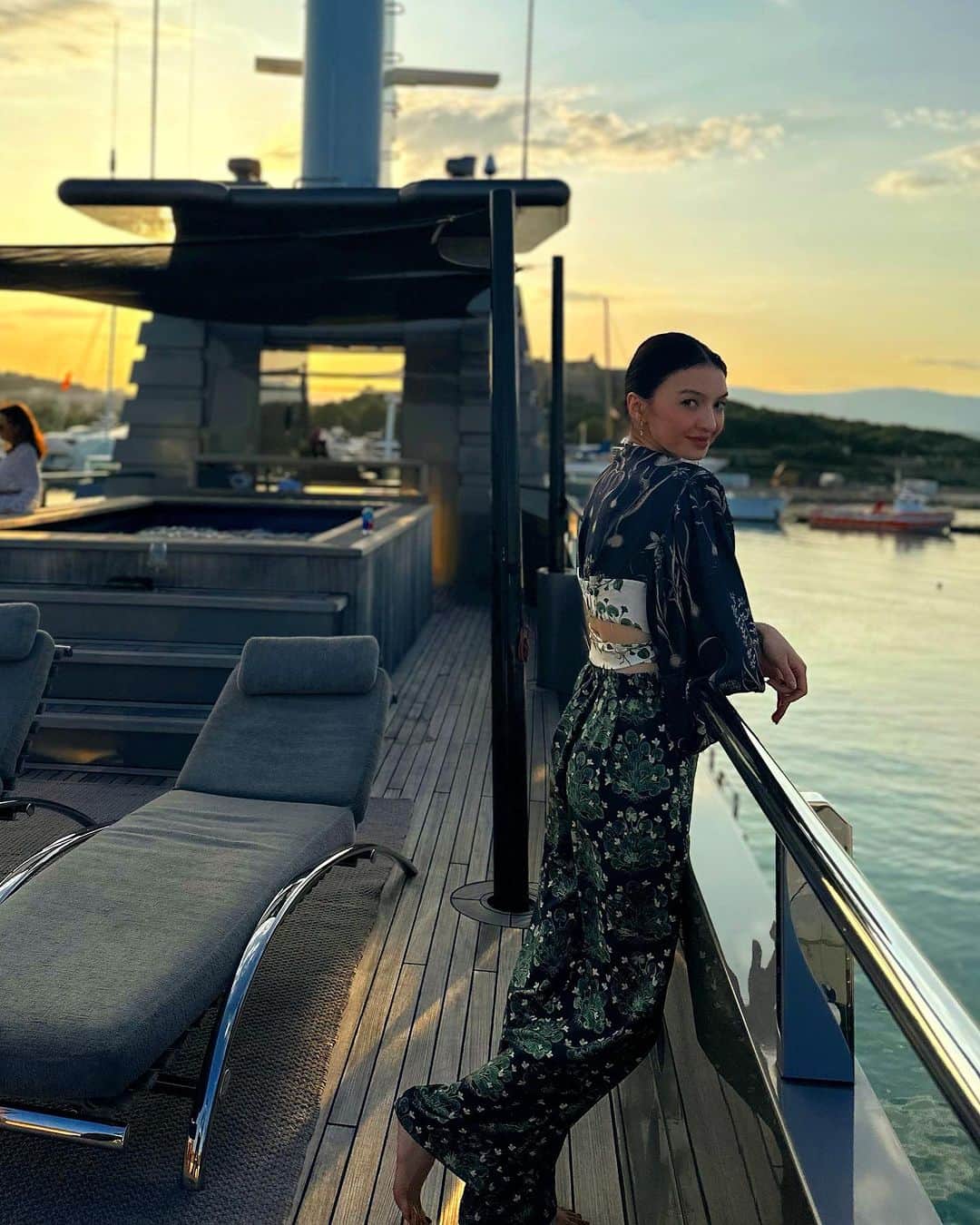 ラライン・シャーのインスタグラム：「Golden hour in Antibes 🌅」