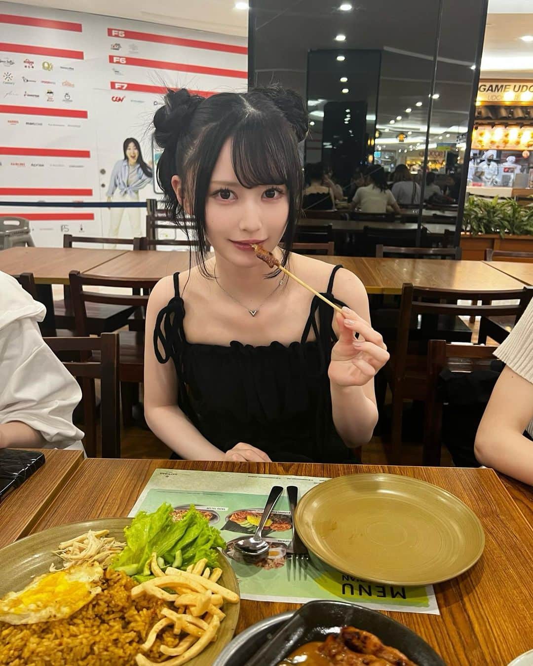 山本望叶のインスタグラム：「インドネシアのご飯！美味しかった！ 珍しい髪型したっ🐻  #ヘアアレンジ #ツインテールアレンジ #ツインお団子 #ootd #code #コーデ #fictiontokyo」