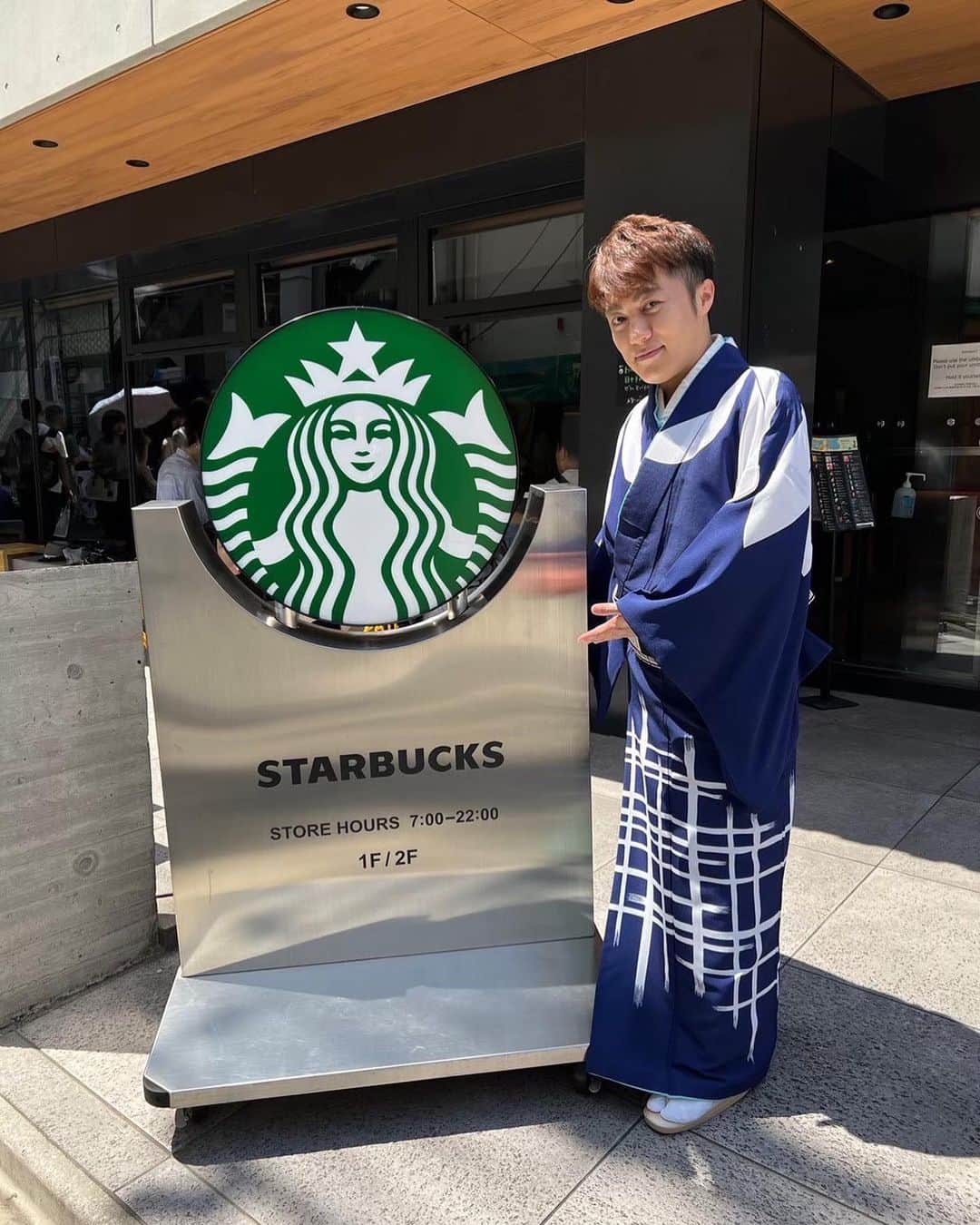 はやぶさのインスタグラム：「浅草での写真です。 まだ本格的な夏になる前に行った時の写真なので着物を着ています。今なら浴衣ですよね。スターバックスは海外のお客様でいっぱいでした(°▽°)  【EN】  This is a photo taken in Asakusa.  I am wearing a kimono because I was there before the summer season.   If it were now, I would be wearing a yukata.   Starbucks was full of foreign customers (°▽°).  #はやぶさ #ヒカル #ヤマト #大滝ひかる #駿河ヤマト #イベント #一日一枚  #写真  #hayabusa #hikaru #yamato #event  #picstory  #picstagram #photooftheday  #photogram  #hayabusadiary  #はやぶさの日記  #fotohariini #浅草 #asakusa #starbucks  #スタバ」