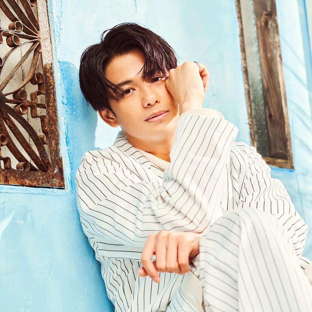森崎ウィンのインスタグラム：「ぴあ連載「Aiming To Overseas」第103回公開。  明日素敵な発表があると思われるが、世の中何が起きるか分からぬ！ 是非、期待を胸に 期待せず待っておくれ！  #森崎ウィン #MORISAKIWIN」