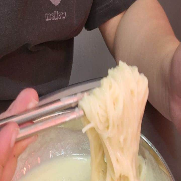 のインスタグラム：「방학인데 뭔 할 일이 많은지 바쁜척 하지만 일주일에 한번은 집에와서 테니스 렛슨도 받고 아빠랑 놀아주는 지웅이ᆢ 오늘은 동네 국수 맛집 가서 콩국수랑 잔치국수 시켰는데 인심 좋은 사장님이 비빔국수를 써비스로 주시네요~~양이 많아 살짝 남긴걸로 이해 부탁 드려요ㅎㅎ #일산국수#우리동네#국수맛집」