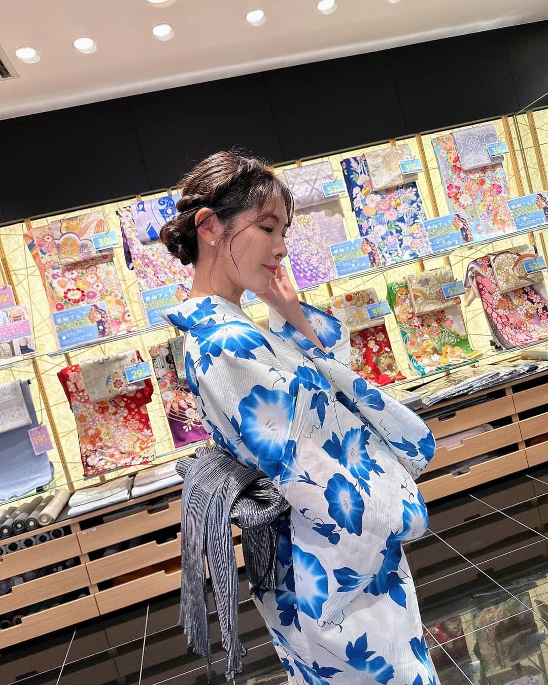 Yuika Matsuさんのインスタグラム写真 - (Yuika MatsuInstagram)「#LIVEニュースレポ @jcom_sakai  中継シーンのムービーも少しあります…📽 　 浴衣姿でお届けしました👘 みなさん見ていただけましたか？♡ 　 8月は特に夏祭りや花火大会が盛り沢山で 浴衣を着る機会も多いんですが そんな皆さんにお得な情報もございます🉐 　 今日はエコール・いずみ 本館 2階 "西尾呉服店"さんから中継はお届け！ 　 私やりのさんが着ている浴衣も 西尾呉服店さんのらものですよ♪ 　 振袖・七五三・浴衣とさまざまな ラインナップの商品がズラーっと並んでいて とっても華やか✨ 　 お得なキャンペーン情報📣  エコール・いずみ 本館 2階 "西尾呉服店"さんにお越し頂き 『jcomを見た』と言っていただくと 浴衣・下駄・帯がそれぞれ30%オフに❣️ 　 ※期限は8月31日まで 　 みなさん是非今年は浴衣を来て お出かけしてみてはいかがですか？😊 　 　 　 ざっくぅバス🚌走行記念 堺/和泉/泉大津市一部で ざっくぅラッピングバスが走行中💨 　 X(旧Twitter)の @jcom_osaka をフォロー #ざっくぅバス をつけてラッピングバスの 投稿をすると… 　 ざっくぅぬいぐるみが 20名さまに当選します❣️ 締切は8月31日まで！！ 　 レアなバスみたいで、私もなかなか 見つけれないから、見かけた方は ぜひ応募してみてねーー♪    生放送で地域のリアルな情報を お届けする情報番組 @jcom_sakai  『LIVEニュース』(J:com地デジ11ch)の 中継リポートを担当中🌼 　  ぜひ応援してください〜🥹  \ 次回は8月9日(火曜日)14時〜出演です🎤 /  　 　 ▷ @jcom_sakai ◁ をフォローすると私達リポーターと キャスターの方々のオフショットや 地域情報が最新で見れちゃうよ！ 　 フォローしてね♡ ~~ ~~~ ~~~ ~~~ ~~~ 　 　 放送見逃したっ！しまった！っという方や、 エリア外で見れないー！という方は 『ど・ろーかる』というアプリでいつでも 視聴可能です👀 ぜひダウンロードして見てほしい🥹💓 　 　  📲 番組は見逃しても視聴できます！ →1日3回の再放送有 →地域情報アプリ『ど・ろーかる』でLIVE配信 　  📺 番組詳細 ◆放送時間 毎週月～金曜日放送 生放送：14:00〜 再放送：17:00～／20:30～／22:30～ ※放送スケジュール・内容は予告なく 変更となる場合があります ※最新の放送日程については、 電子番組表(EPG)でご確認ください 　 　 番組ウェブサイトは『LIVEニュース JCOM』で 検索してポータルサイトにアクセス 『各エリア放送情報』の『堺／南大阪／和泉・泉大津』ボタンをクリック❗️ 　  @jcom_sakai  #LIVEニュース#LIVEニュース堺 #LIVEニュース南大阪和泉泉大津 #リポーター#生放送#生中継 #テレビ#TV#堺#堺市」8月2日 20時21分 - yuika00802