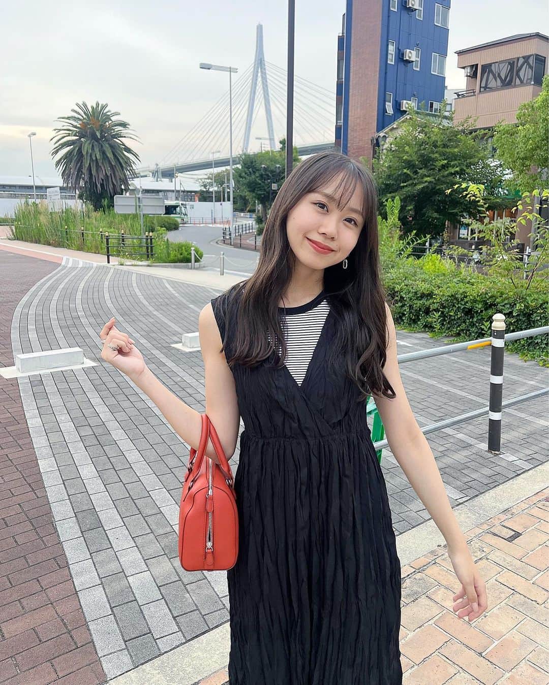 平山真衣のインスタグラム：「最近はノースリーブにハマり中なんです💪🏻  差し色のオレンジがポイント！🍊     嫌いな夏も今年はファッションで楽しもうと奮闘中です😤笑  #ootd#ootdfashion#夏コーデ#夏服コーデ#夏服#大人カジュアル #シンプルコーデ#カジュアルコーデ#ノースリーブワンピース#ノースリーブ#タンクトップ#LOWRYSFARM#ローリーズファーム#UNIQLO#uniqloコーデ#プチプラコーデ#02#fyp#nmb48」
