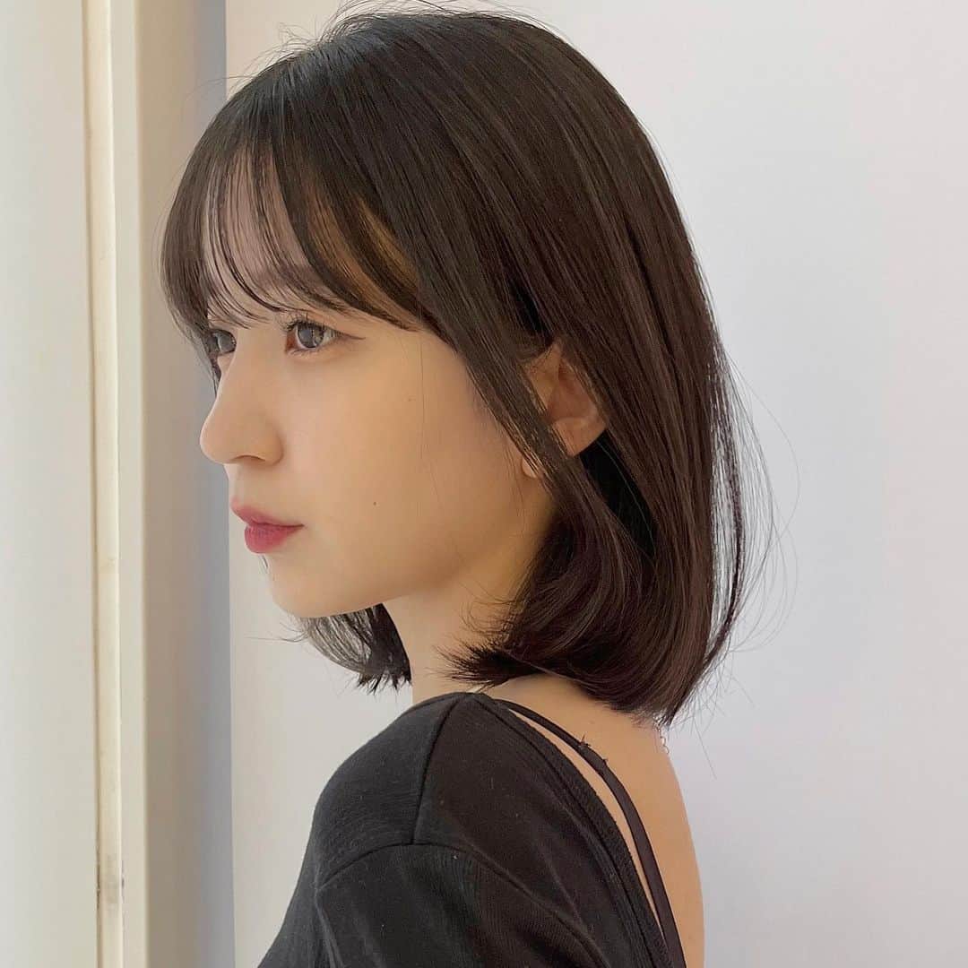 のインスタグラム：「顔まわりのある韓国風丸みbob🌿  伸ばしかけのボブや、短く切る勇気ない方にもおすすめ♡  #韓国ボブ#くびれボブ#カジュアルヘア#レイヤーカット#透明感カラー#グレージュ#グレージュカラー#オリーブベージュ#オリーブグレージュ#顔周りレイヤー#フェイスレイヤー#カジュアルヘア#くびれヘア#透明感ヘア #SHIMAセブン銀座美容室#SHIMASEVENGINZA」