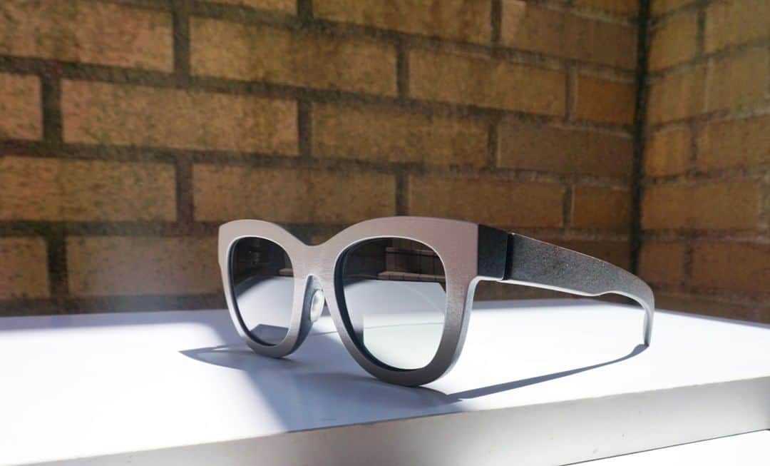 MYKITA SHOP TOKYOのインスタグラム：「【MYLON Collection "DEW" | Shop Tokyo】   正面から見ると単色のサングラスですが、サイドから見ると違うカラーが現れる個性的なモデルです。グレーの部分はフロント側面のみカラーリングされている、MYKITAらしい一本です。   MYLON Collection "DEW" | Shop Tokyo   This is a unique model that looks gray when viewed from the front but shows black color when viewed from the side. The gray part is colored only on the front side, which is typical of MYKITA.  _____  #mykita  #mykitamylon  #sunglasses  #sunglassesfashion  #サングラス  #マイキータ」