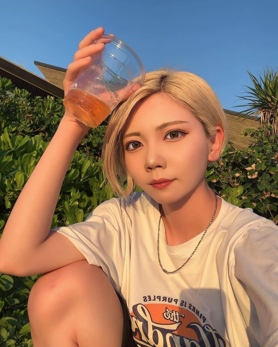 SAKIのインスタグラム：「今年2回目の沖縄🌴🌺🍍 家族でまったりビール飲みながら夕日見てきた👀 ・ ・ ・ #沖縄 #沖縄旅行 #バンタカフェ #星野リゾートバンタカフェ #沖縄グルメ #沖縄カフェ #オリオンビール #沖縄本島 #沖縄観光 #金髪ショート」